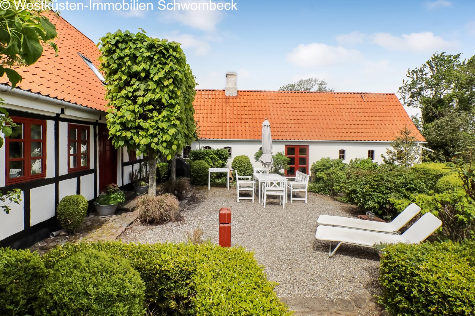 Terrassenhof mit gepflastertem Außenbereich und direktem Gartenzugang Terrassenhof mit gepflastertem Außenbereich und direktem Gartenzugang