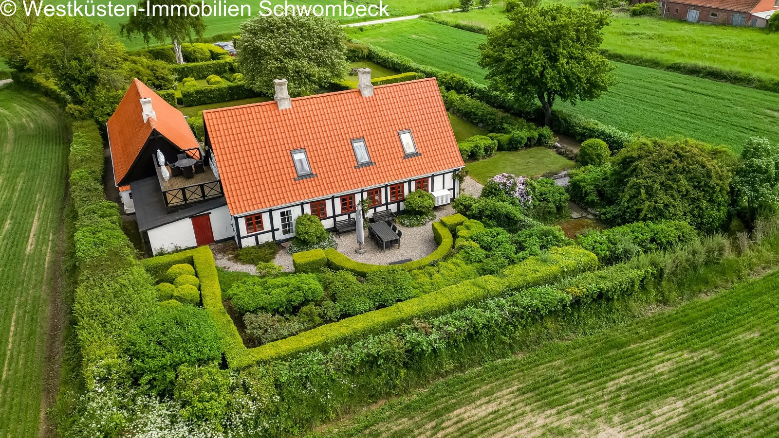 Malerisches Landhaus mit Carport und parkähnlichem Grundstück Malerisches Landhaus mit Carport und parkähnlichem Grundstück