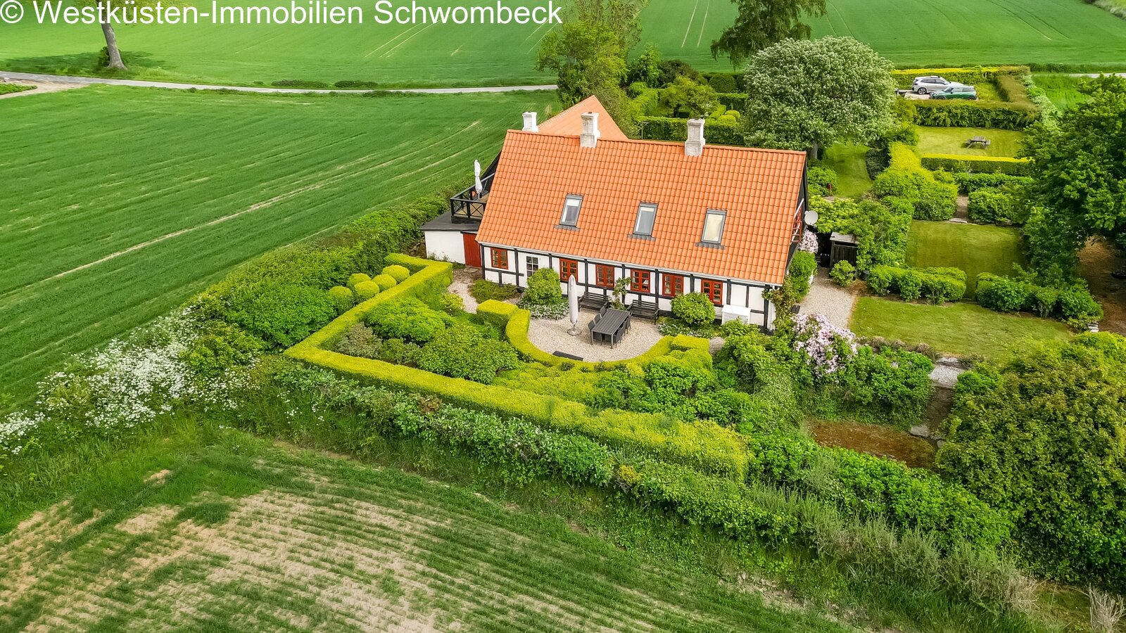 Luftaufnahme: Malerisches Fachwerkhaus mit gepflegtem Parkgrundstück und unverbaubarem Landschaftsblick Luftaufnahme: Malerisches Fachwerkhaus mit gepflegtem Parkgrundstück und unverbaubarem Landschaftsblick