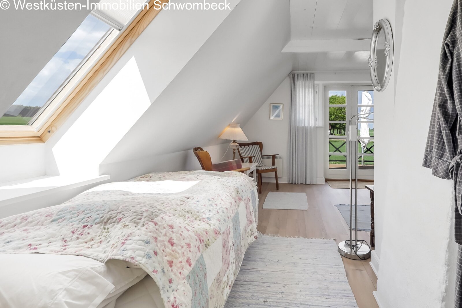 Helles Dachgeschoss-Schlafzimmer mit Dachfenster und Terrassenzugang Helles Dachgeschoss-Schlafzimmer mit Dachfenster und Terrassenzugang