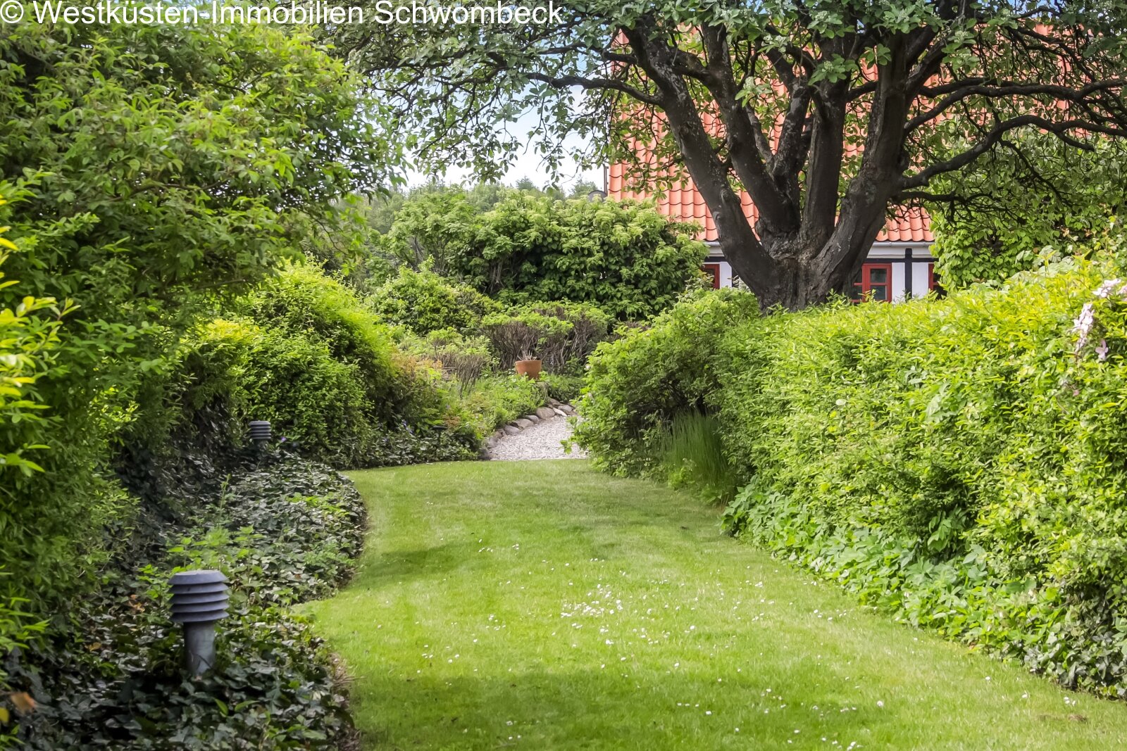 Verwunschener Garten mit hochwertigen Heckenstrukturen und etabliertem Baumbestand Verwunschener Garten mit hochwertigen Heckenstrukturen und etabliertem Baumbestand