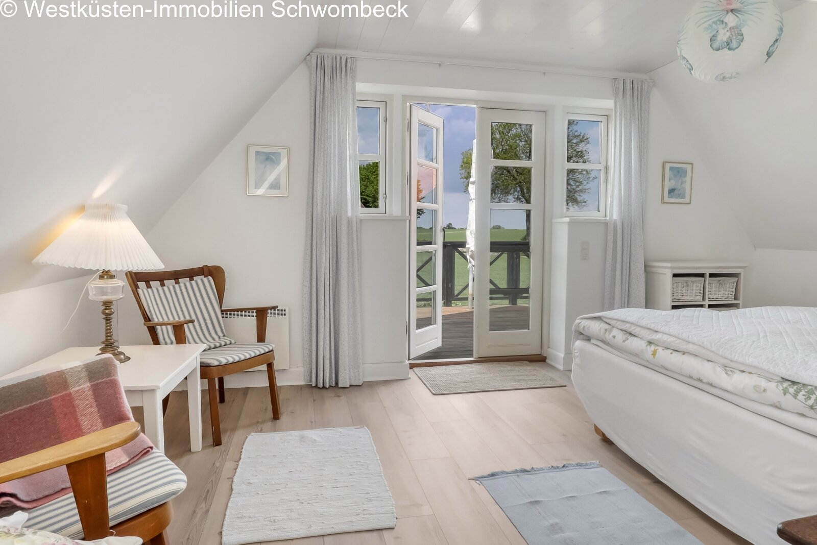 Helles Dachgeschoss-Schlafzimmer mit Terrassenzugang und Spitzbogenfenstern Helles Dachgeschoss-Schlafzimmer mit Terrassenzugang und Spitzbogenfenstern
