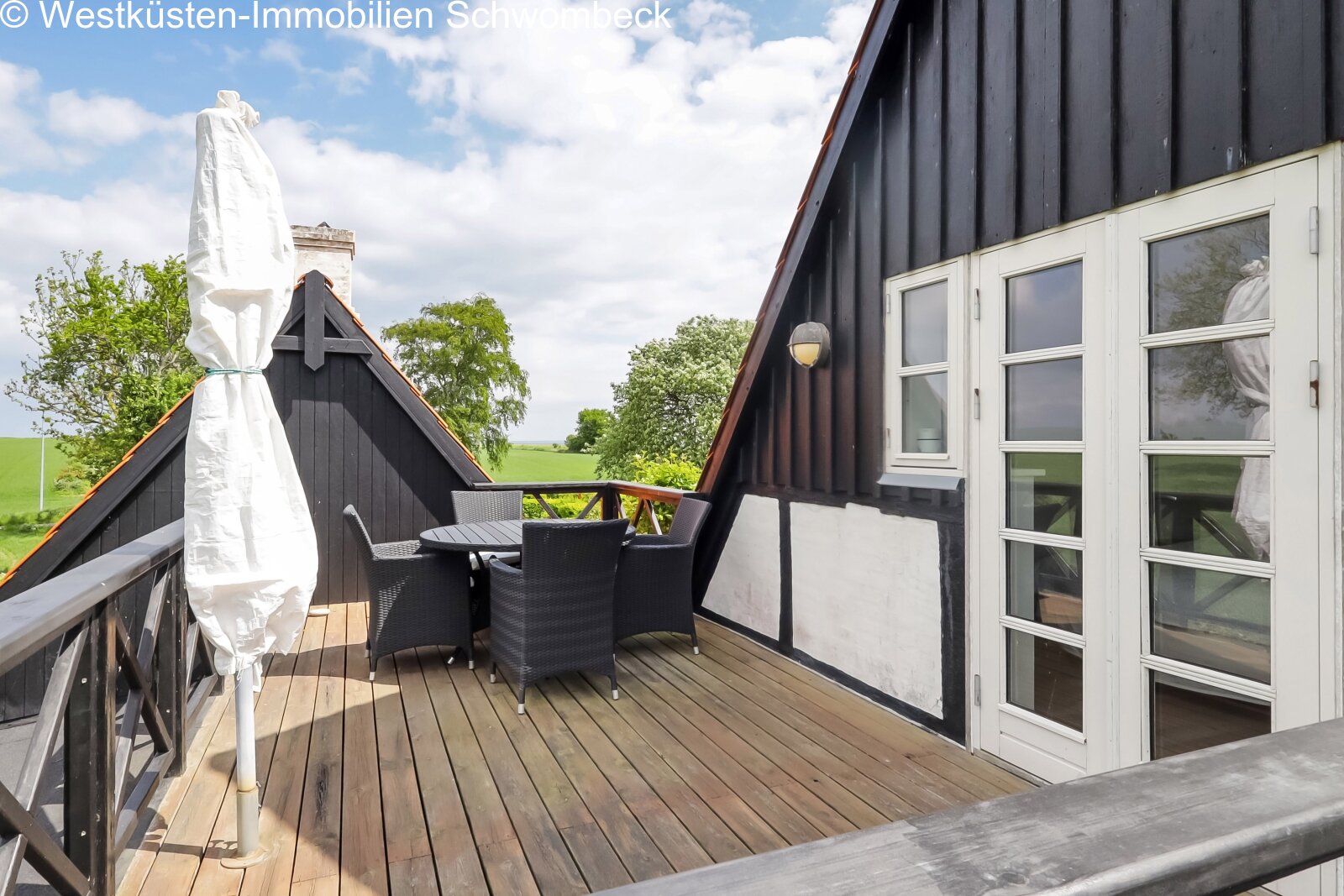 Loggia mit Holzbelag und direktem Landblick Loggia mit Holzbelag und direktem Landblick