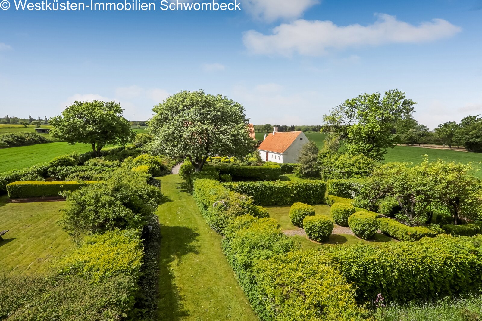 Luftaufnahme: Weitläufiges Parkgrundstück mit etabliertem Baumbestand und privater Gartenstruktur Luftaufnahme: Weitläufiges Parkgrundstück mit etabliertem Baumbestand und privater Gartenstruktur
