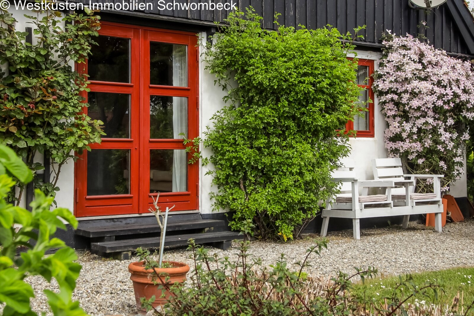 Idyllischer Außenbereich mit direktem Hauszugang und begrünter Fassade Idyllischer Außenbereich mit direktem Hauszugang und begrünter Fassade