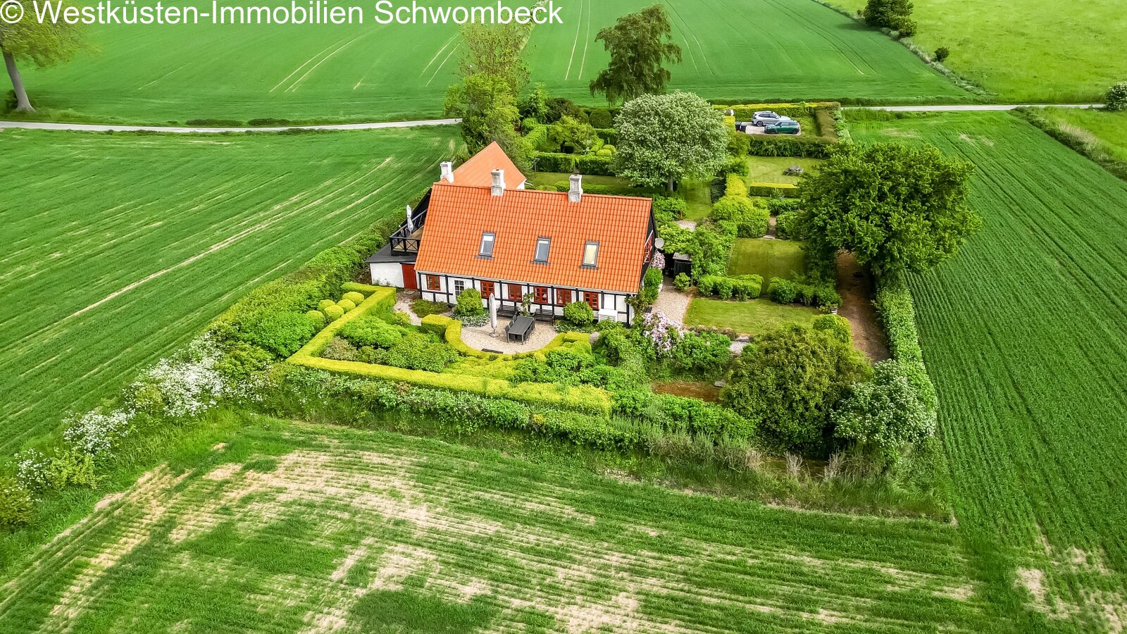 Luftaufnahme: Charmantes Fachwerkhaus mit parkähnlichem Grundstück und privater Gartenanlage Luftaufnahme: Charmantes Fachwerkhaus mit parkähnlichem Grundstück und privater Gartenanlage