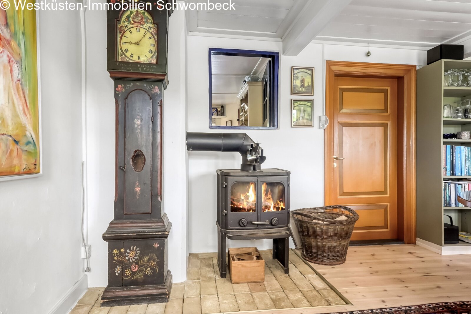 Wohnzimmer mit Kaminofen und gemütlicher Wärmequelle Wohnzimmer mit Kaminofen und gemütlicher Wärmequelle
