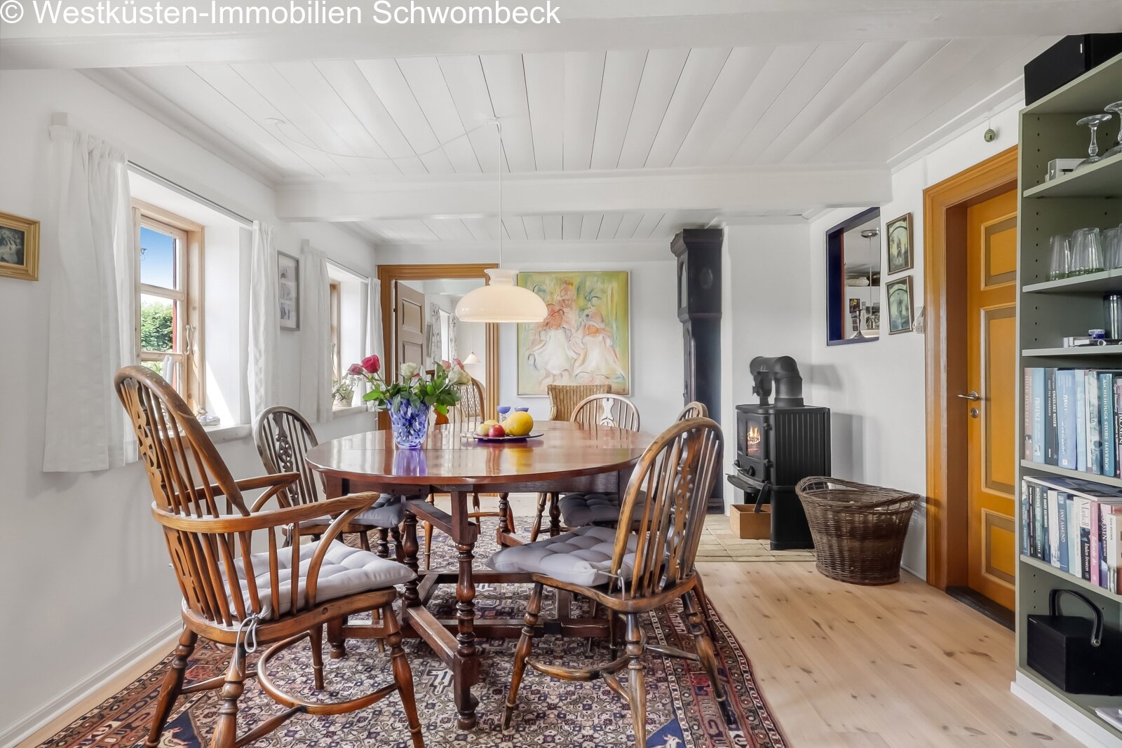 Speisezimmer mit Kaminofen und offener Verbindung zu Wohnbereich und Küche Speisezimmer mit Kaminofen und offener Verbindung zu Wohnbereich und Küche