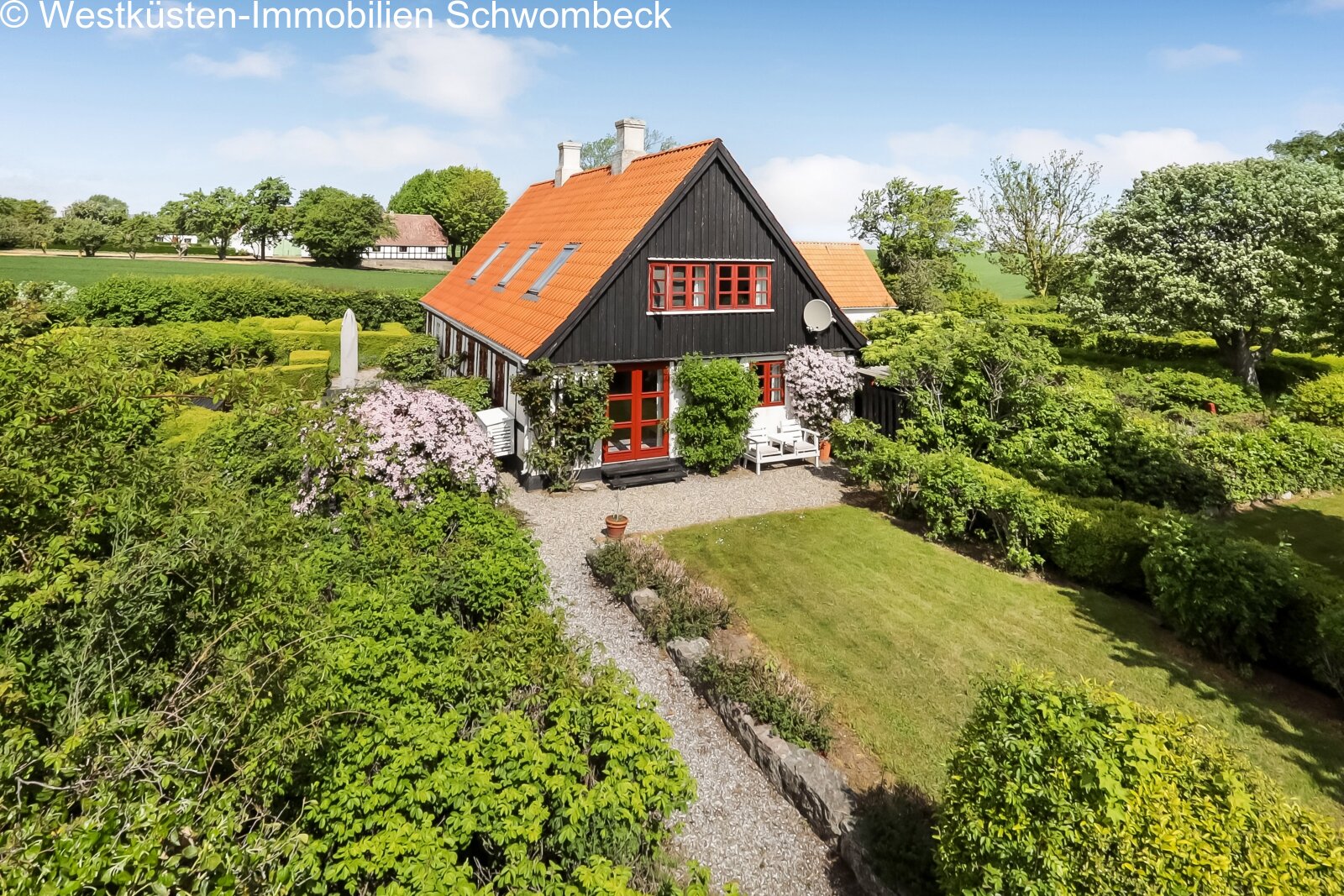 Charaktervolles Fachwerkhaus mit gepflegtem Parkgelände und privater Gartenanlage Charaktervolles Fachwerkhaus mit gepflegtem Parkgelände und privater Gartenanlage