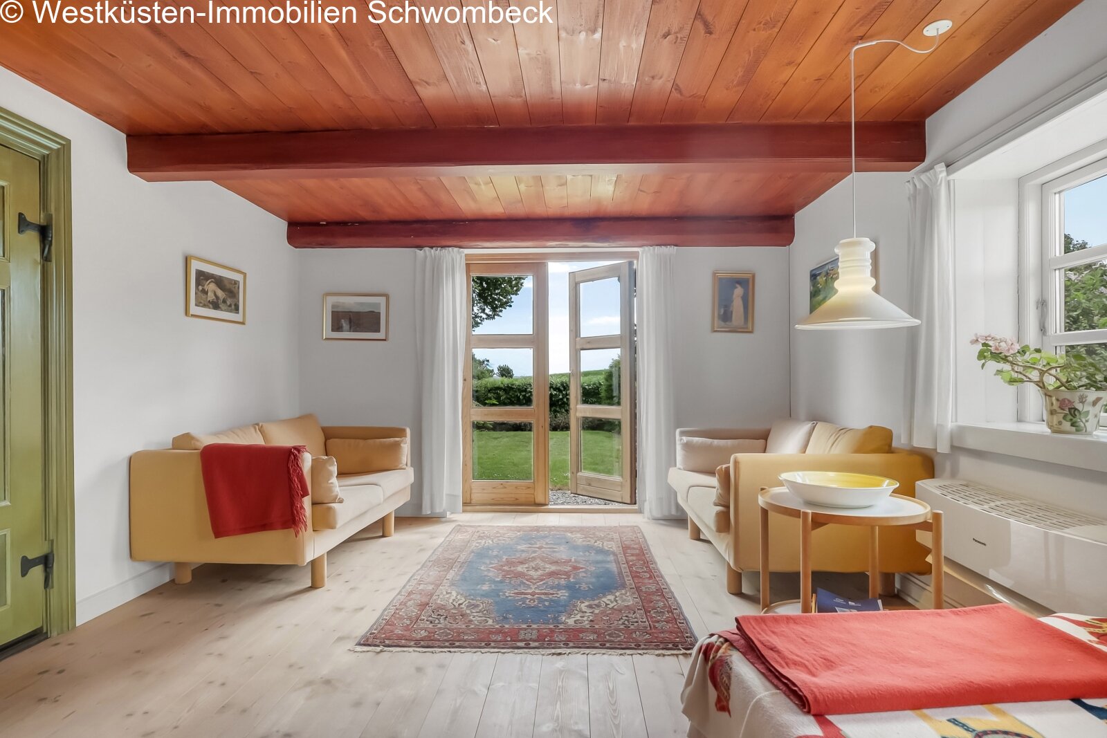 Lichter Wohnbereich mit markanten Holzbalken und direktem Terrassenzugang zum Garten Lichter Wohnbereich mit markanten Holzbalken und direktem Terrassenzugang zum Garten