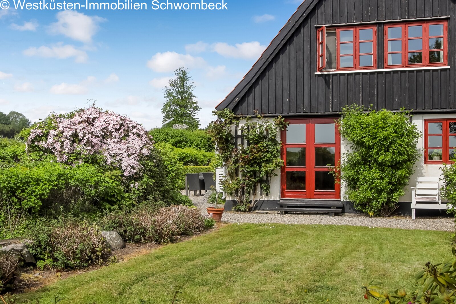 Eleganter Terrassenzugang mit großflächigen Glastüren und direkter Gartenanbindung Eleganter Terrassenzugang mit großflächigen Glastüren und direkter Gartenanbindung