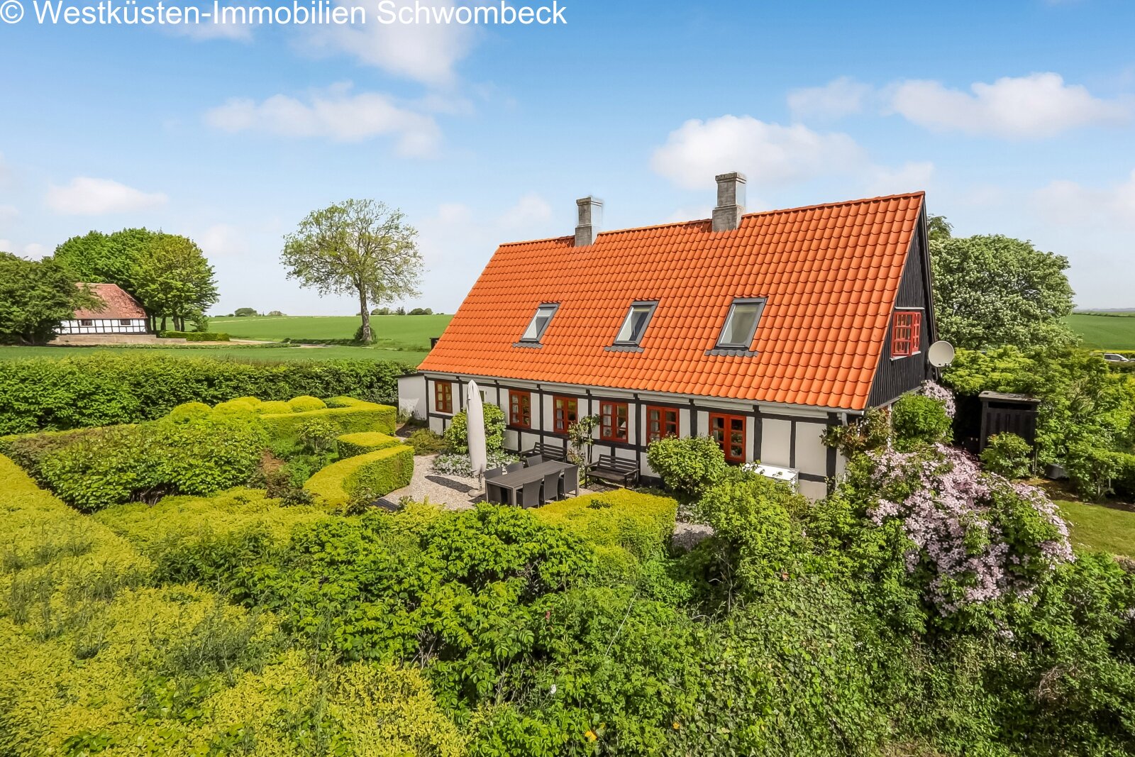 Charaktervolles Fachwerkhaus mit ausgebauten Dachgauben und gepflegtem Parkgelände Charaktervolles Fachwerkhaus mit ausgebauten Dachgauben und gepflegtem Parkgelände