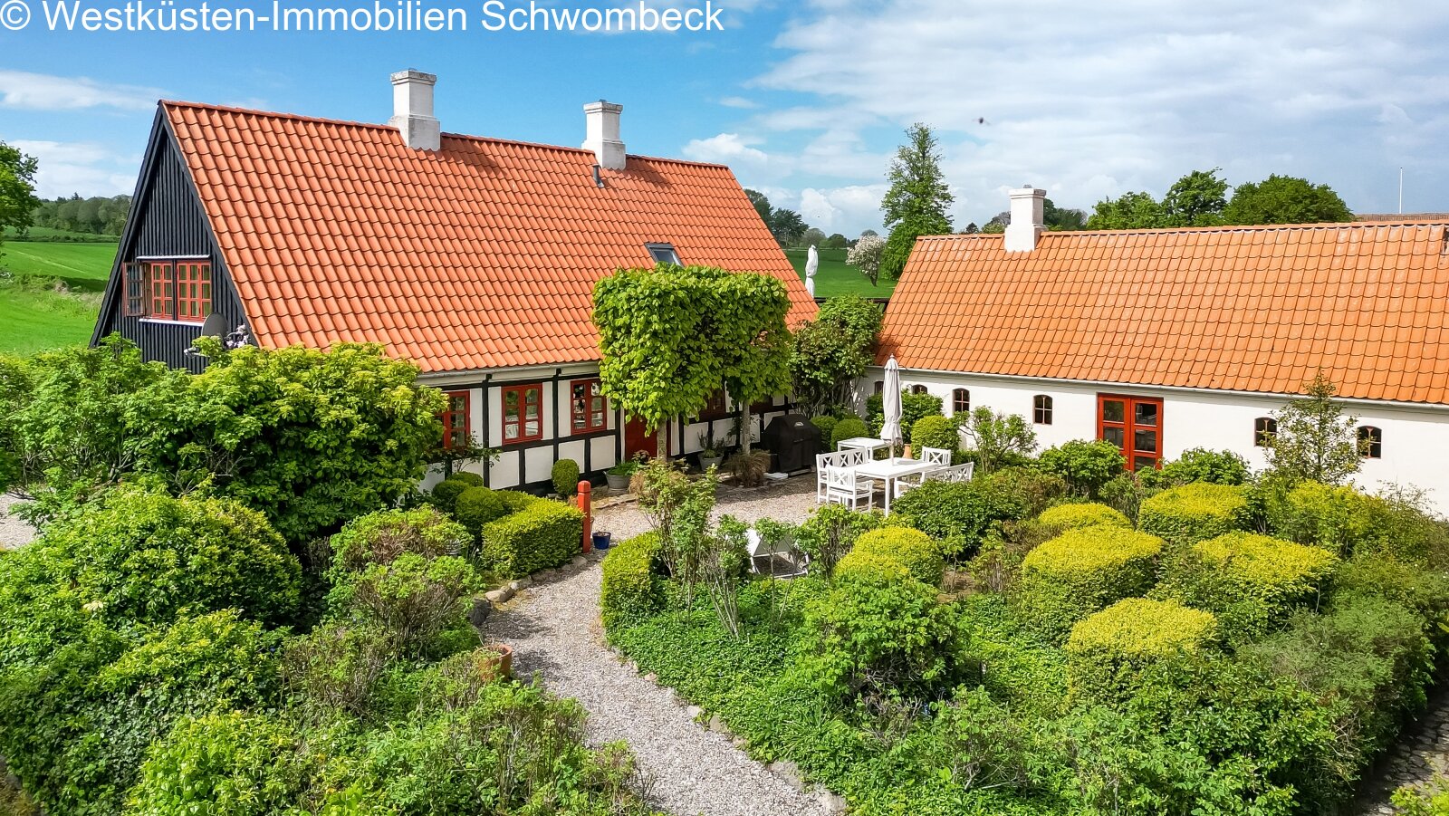 Harmonisch angelegter Innenhof mit gepflastertem Terrassenbreich und überdachtem Sitzplatz Harmonisch angelegter Innenhof mit gepflastertem Terrassenbreich und überdachtem Sitzplatz
