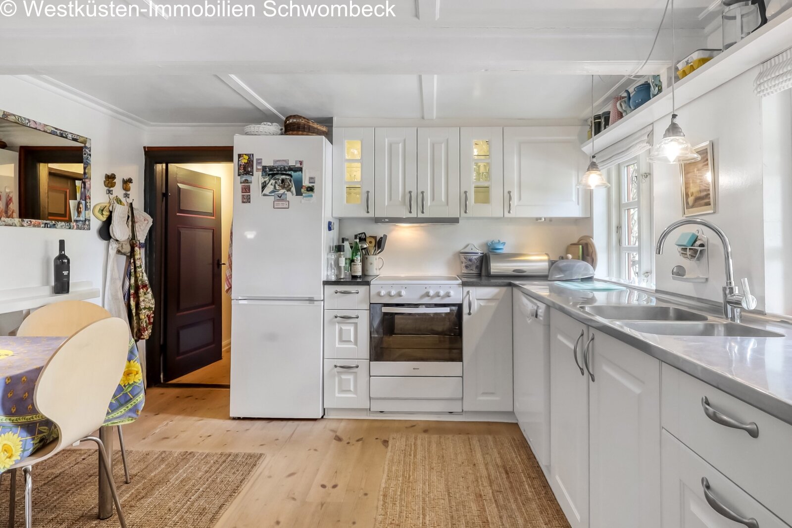 Funktionale Wohnküche mit durchdachtem Arbeitsbereich und Speicherplatz Funktionale Wohnküche mit durchdachtem Arbeitsbereich und Speicherplatz