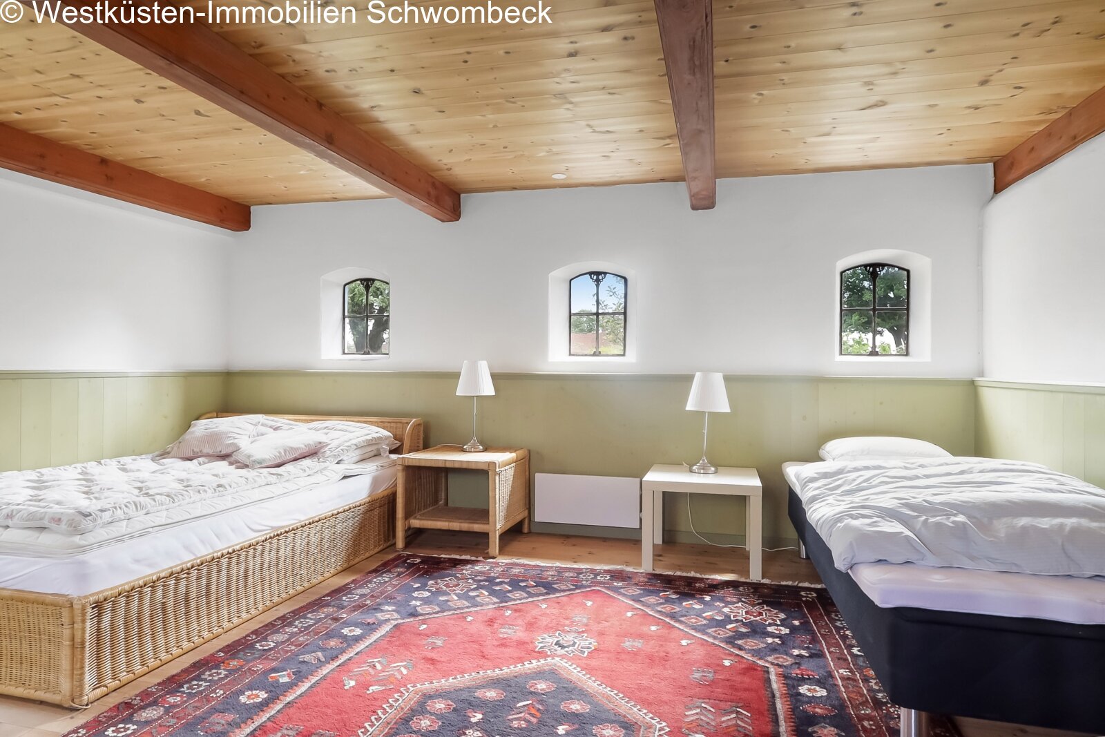 Komfortables Gästezimmer mit Holzbalkendecke und drei Rundbogenfenstern Komfortables Gästezimmer mit Holzbalkendecke und drei Rundbogenfenstern