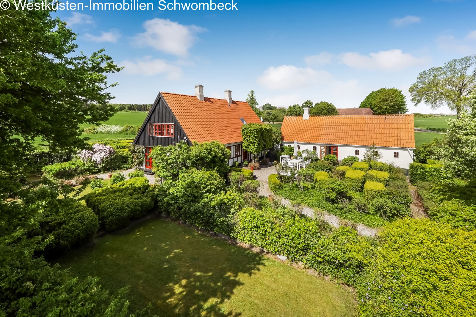 Idyllisches Anwesen mit Bachlauf und parkähnlichem Grünflächenensemble Idyllisches Anwesen mit Bachlauf und parkähnlichem Grünflächenensemble
