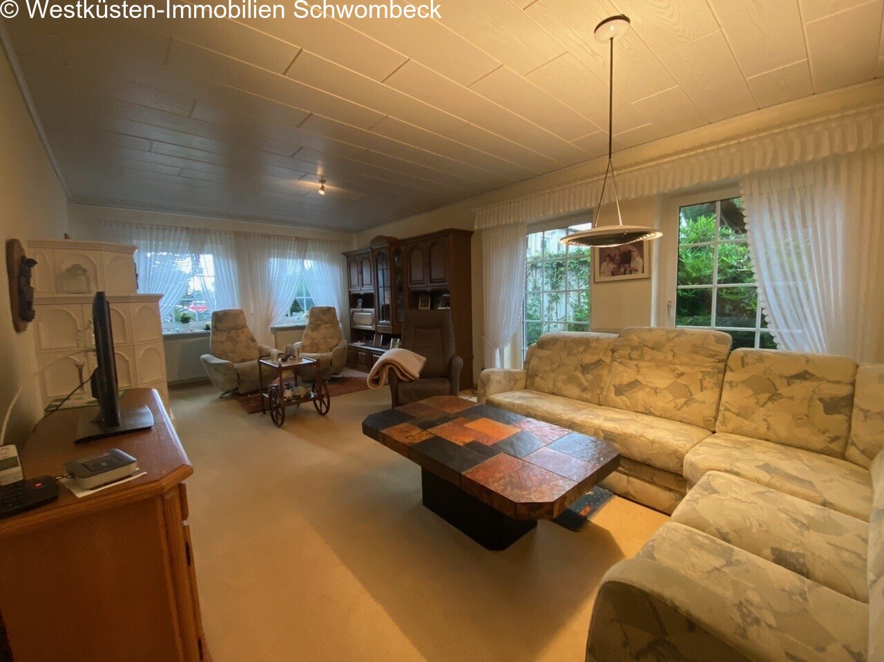 Helles Wohnzimmer mit großflächigen Fenstern und Gartenblick Helles Wohnzimmer mit großflächigen Fenstern und Gartenblick