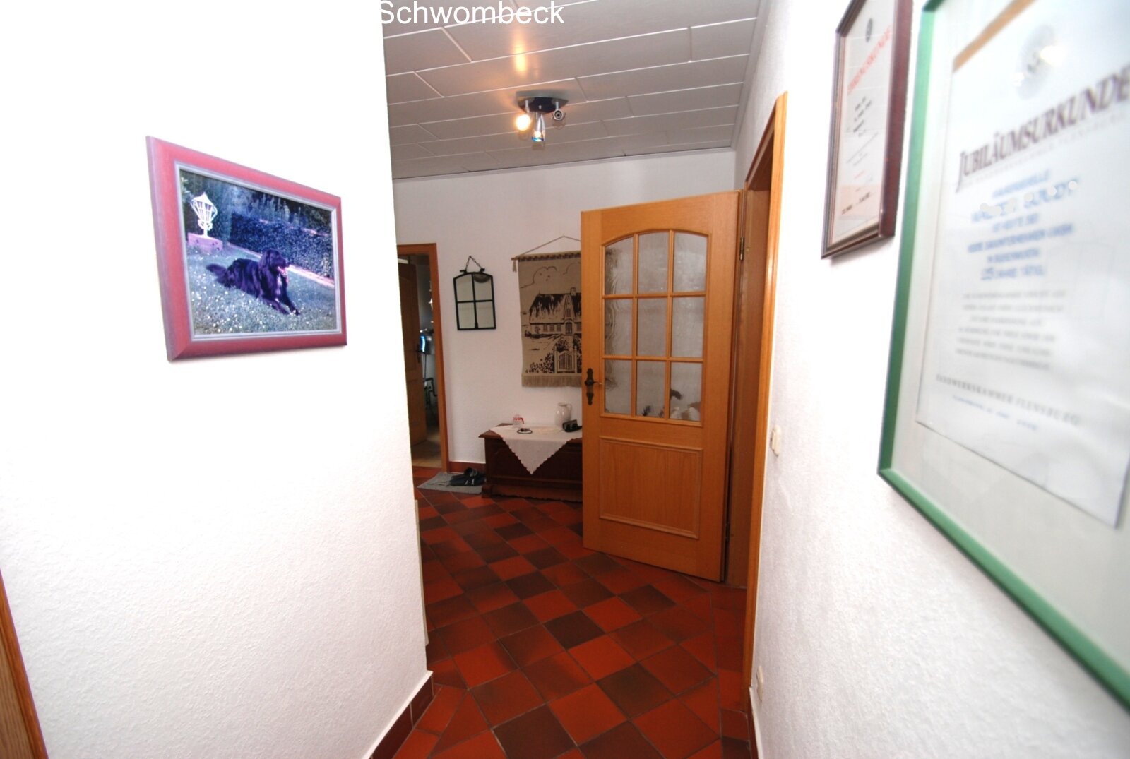 Funktionaler Flur mit eleganter Türgestaltung und durchdachtem Raumfluss Funktionaler Flur mit eleganter Türgestaltung und durchdachtem Raumfluss
