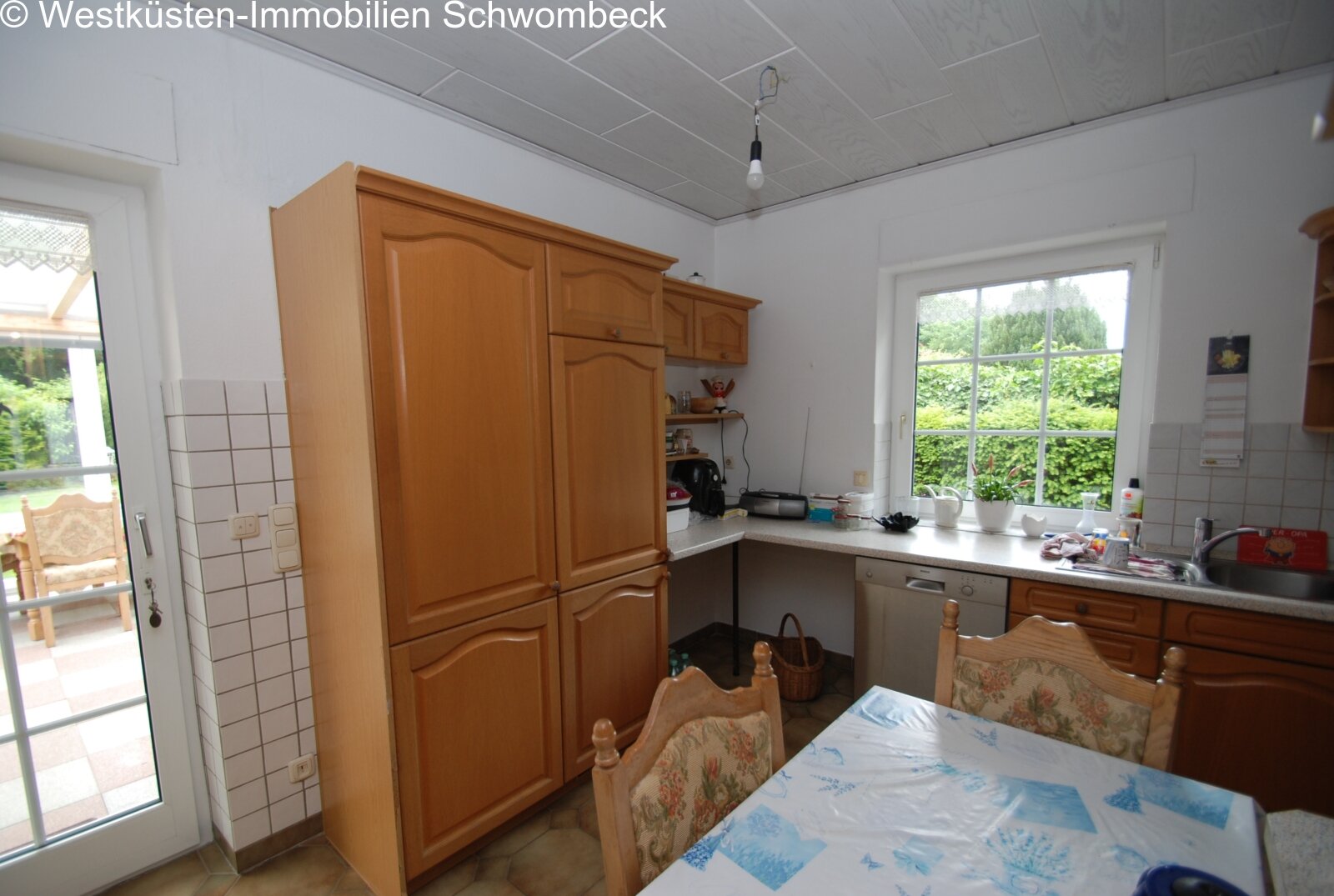 Küche mit Essbereich und direktem Zugang zum Garten Küche mit Essbereich und direktem Zugang zum Garten