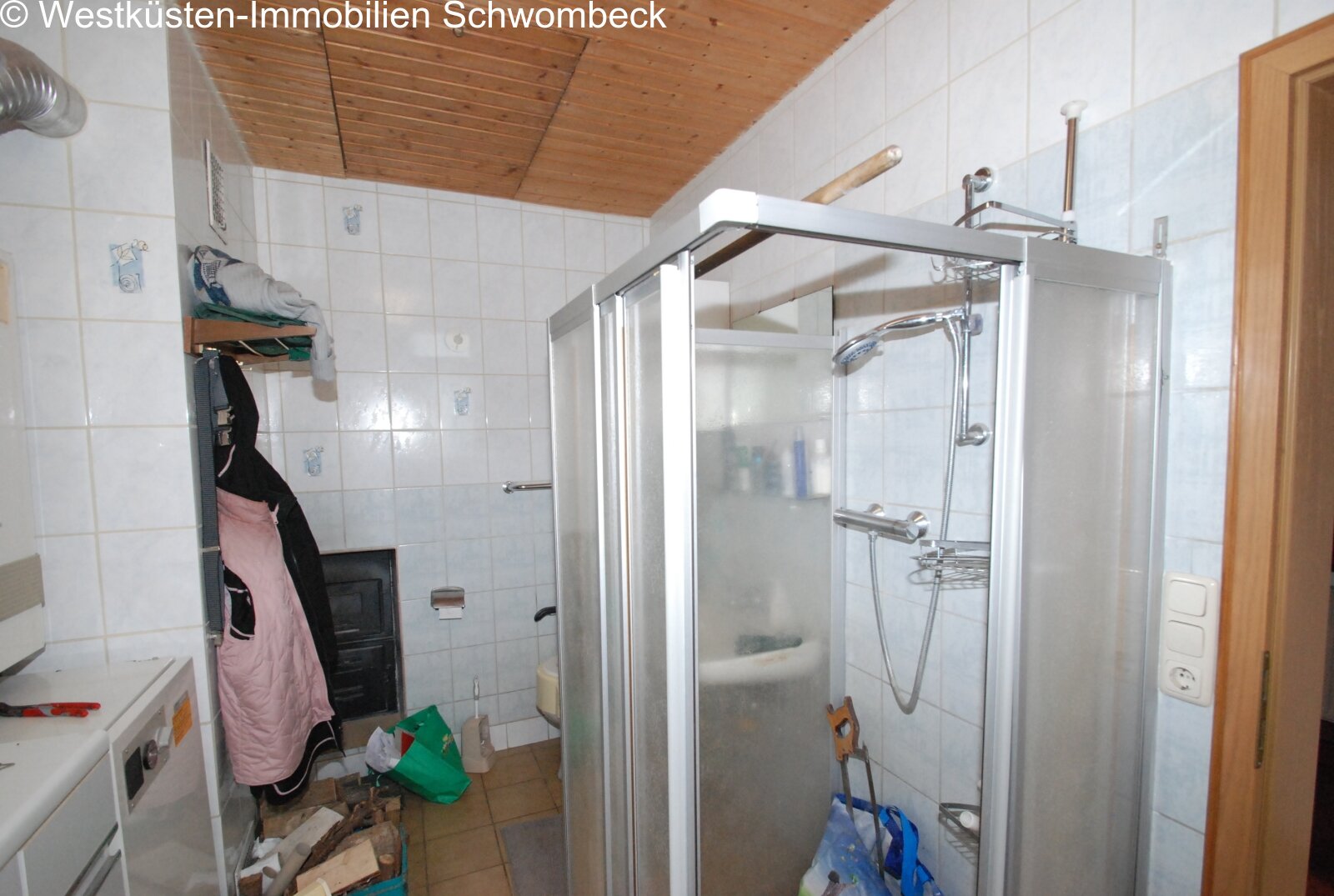 Hauswirtschaftsraum mit Dusche und praktischer Ausstattung Hauswirtschaftsraum mit Dusche und praktischer Ausstattung