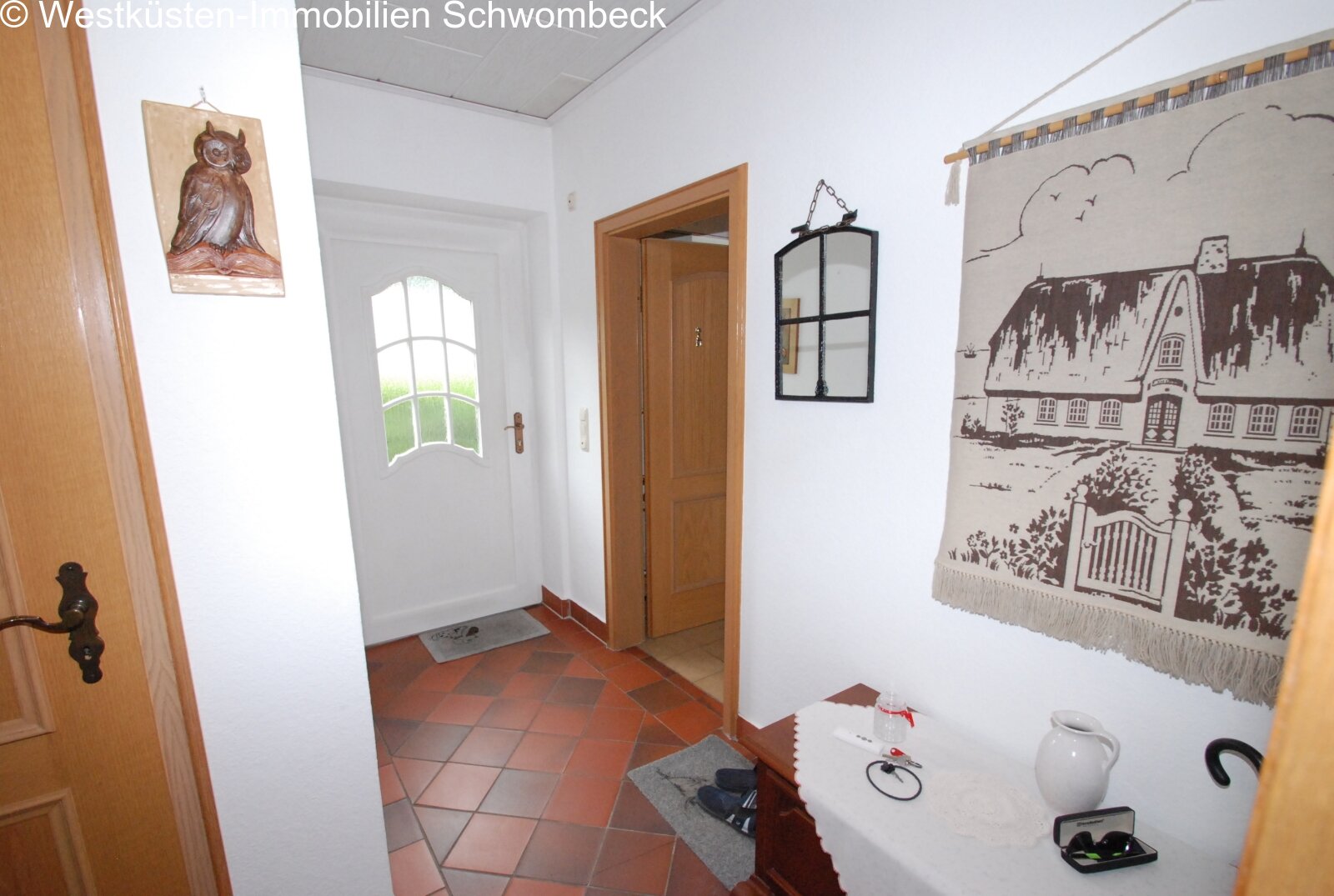 Heller Flur mit praktischer Raumaufteilung und Eingang Heller Flur mit praktischer Raumaufteilung und Eingang