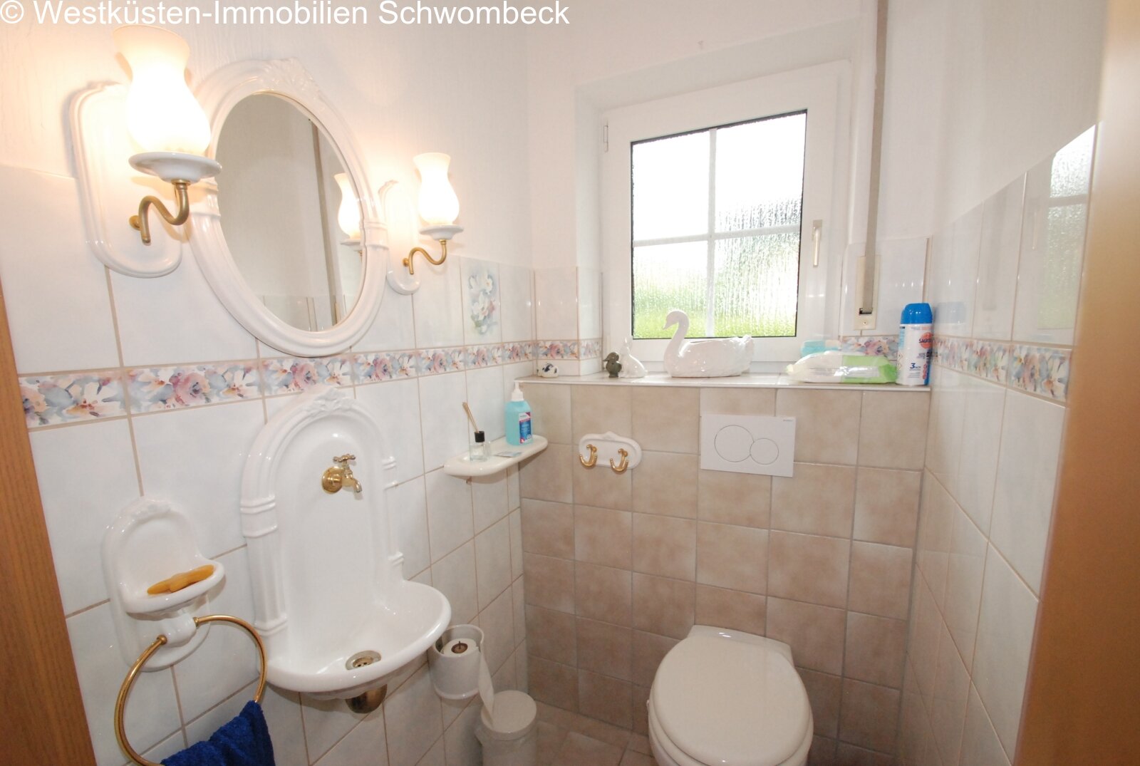 Funktionales Gäste-WC mit praktischer Ausstattung und Fensterbelichtung Funktionales Gäste-WC mit praktischer Ausstattung und Fensterbelichtung