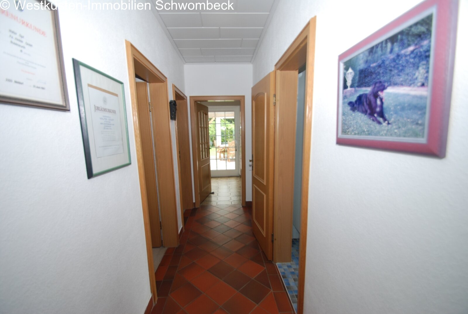 Funktionaler Flur mit mehreren Raumzugängen und optimaler Wegeführung Funktionaler Flur mit mehreren Raumzugängen und optimaler Wegeführung