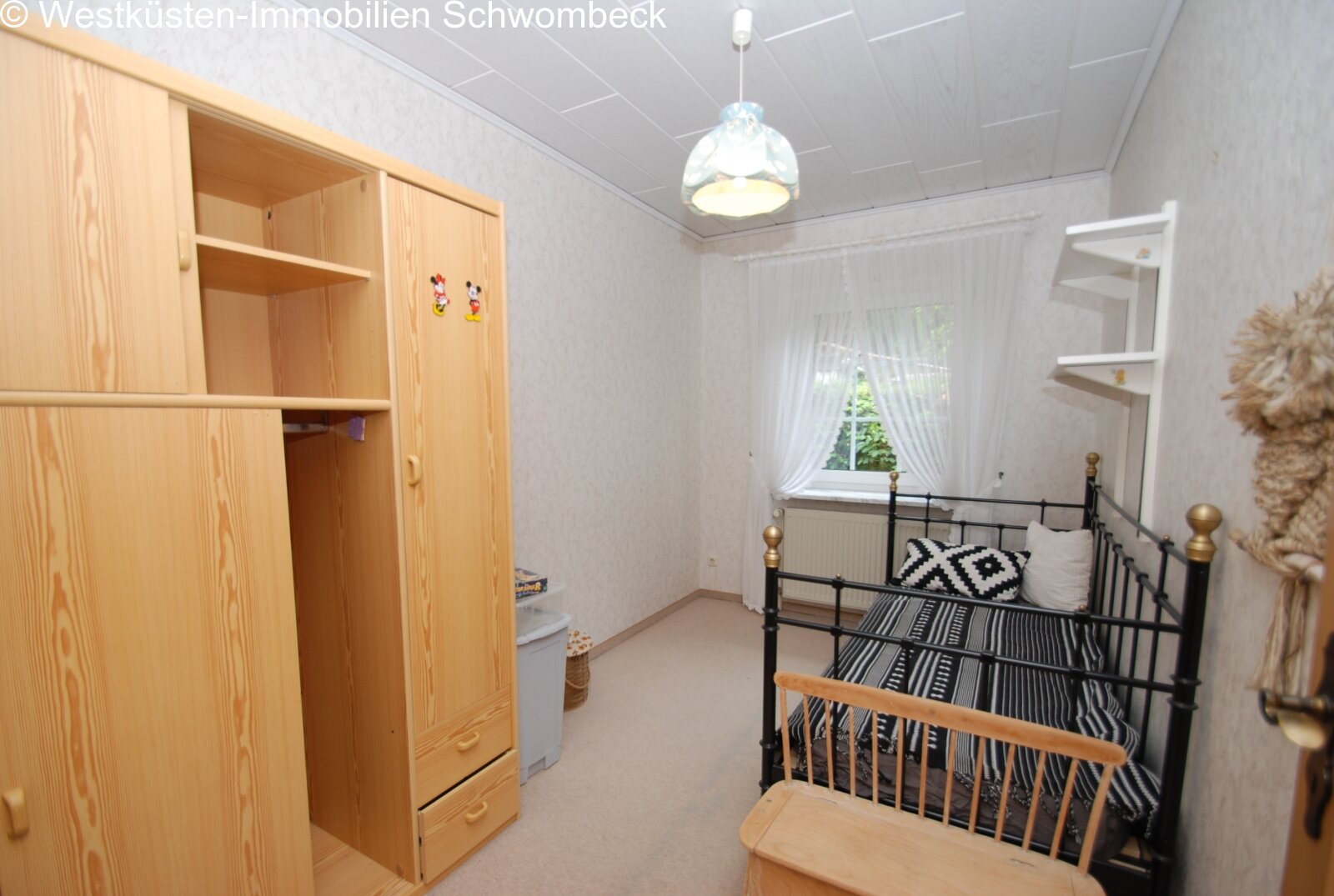 Kinderzimmer mit praktischem Stauraum und heller Raumgestaltung Kinderzimmer mit praktischem Stauraum und heller Raumgestaltung