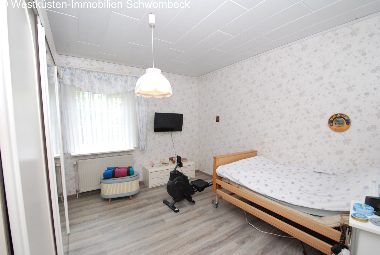 Helles Schlafzimmer mit großzügigen Platzverhältnissen und Tageslichtfenster Helles Schlafzimmer mit großzügigen Platzverhältnissen und Tageslichtfenster