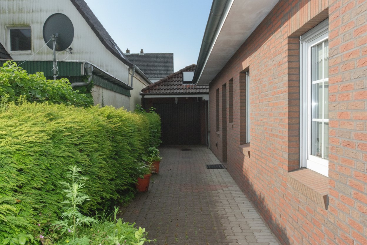 Gepflasterter Seitengang mit Garagenausfahrt und direkter Hauserreichbarkeit Gepflasterter Seitengang mit Garagenausfahrt und direkter Hauserreichbarkeit