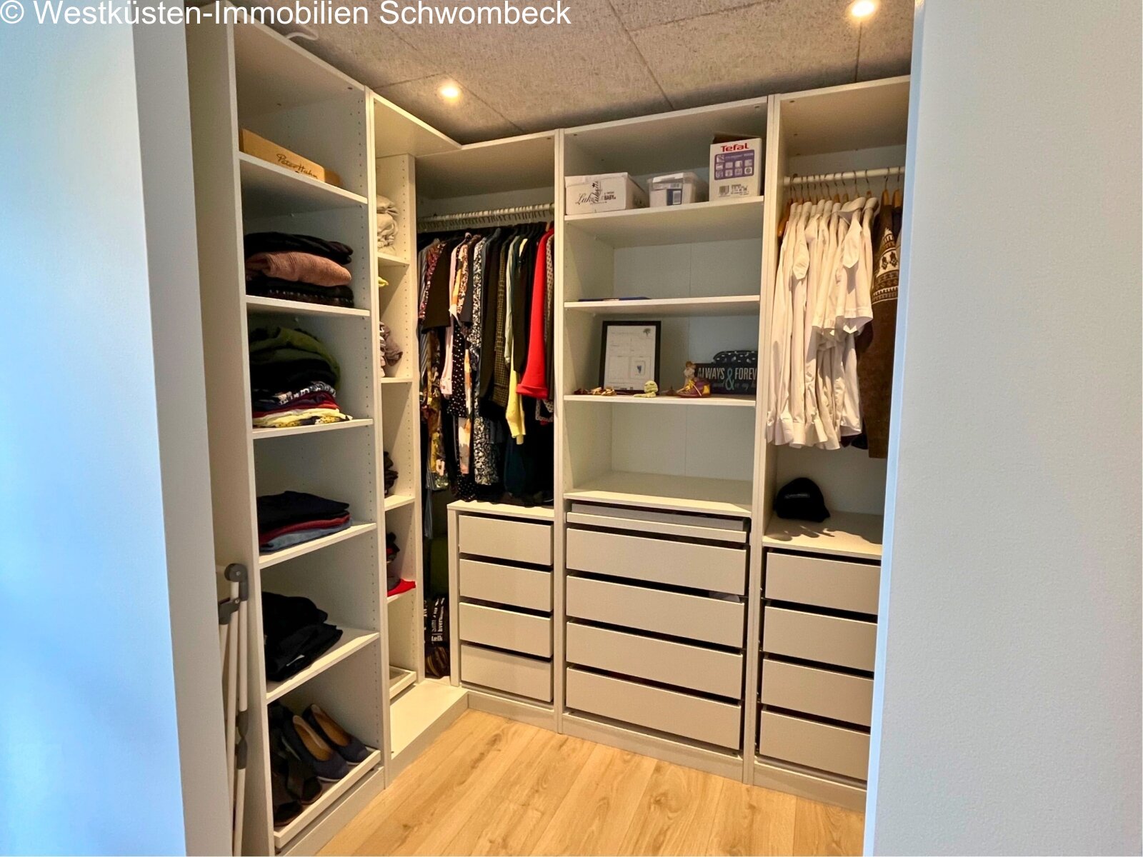 Begehbarer Kleiderschrank mit intelligenter Stauraum-Organisation und hochwertigen Einbausystemen