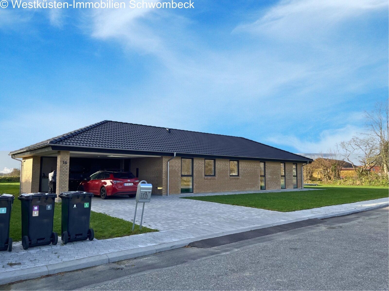 integriertem Doppelcarport  mit überdachtem Zugangsbereich und modernem Carport-Design