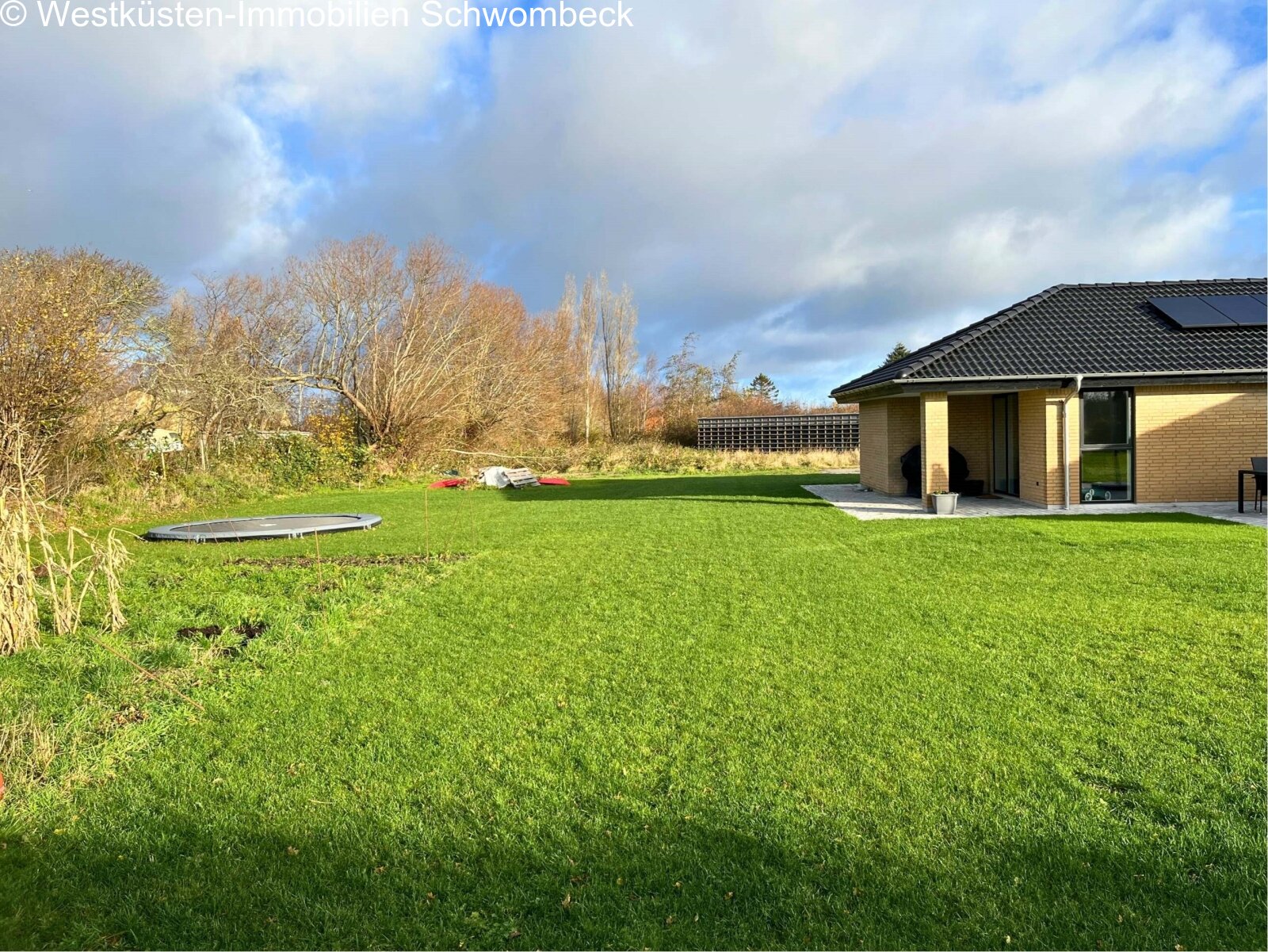 Weitläufiges Gartengrundstück mit ruhiger Lage und modernem Bungalow