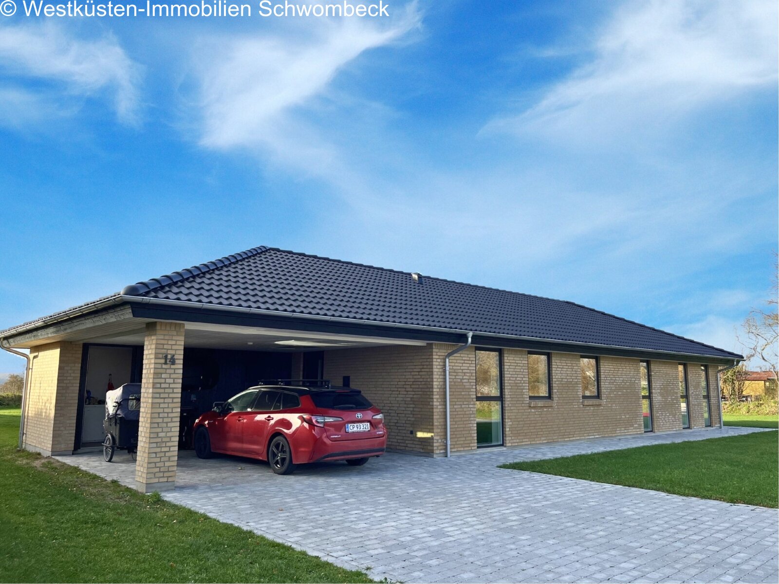 Moderne Bungalow-Architektur mit integriertem Doppelcarport und eleganter Fassadengestaltung
