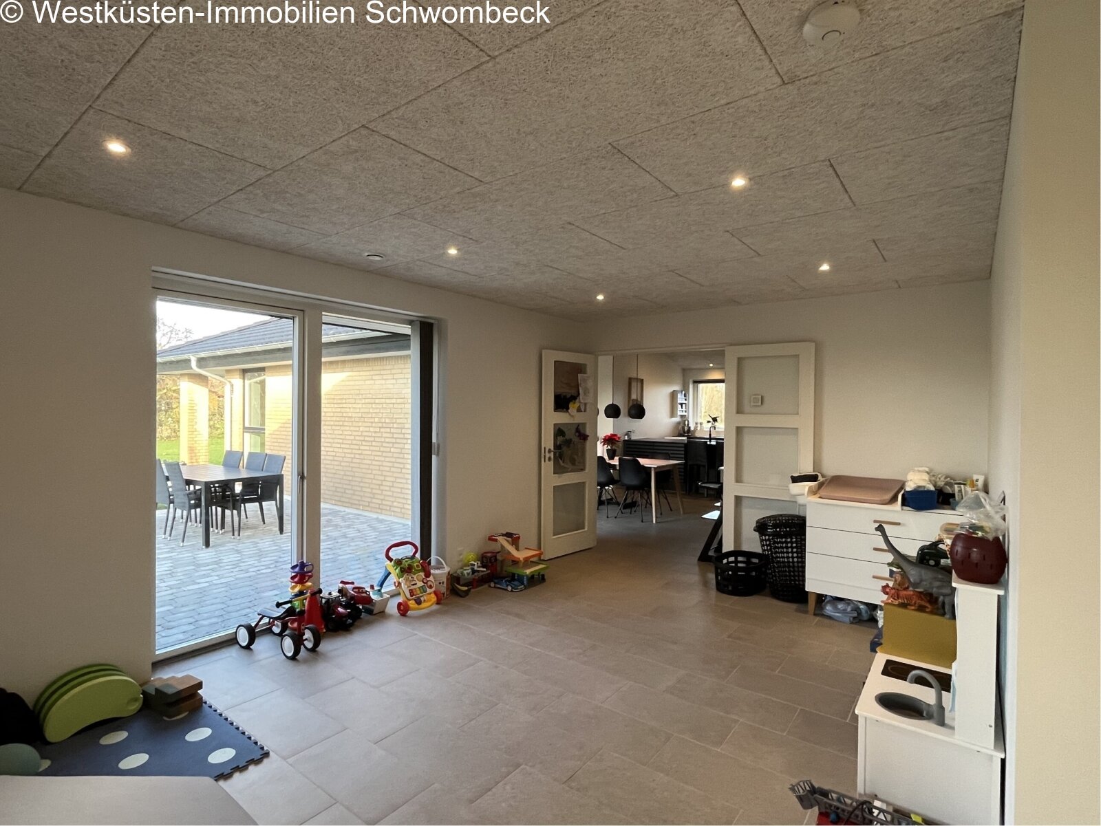 Flexibler Mehrzweckbereich mit offener Raumstruktur und direktem Terrassenzugang