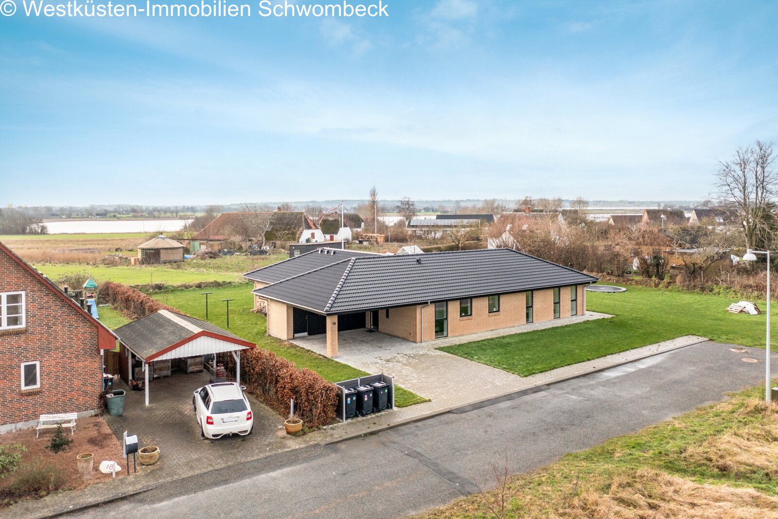 Moderne Bungalow-Architektur mit eleganter Dachgestaltung und parkähnlichem Grundstück