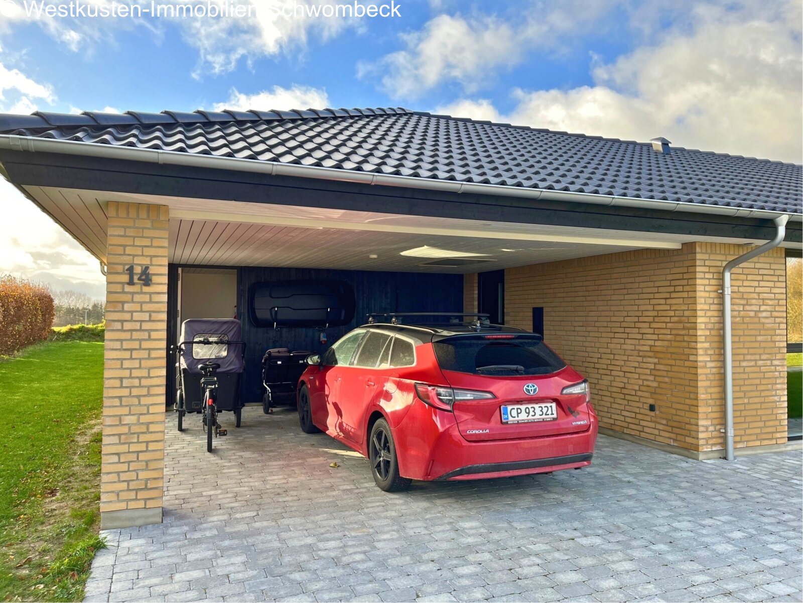 Moderne Carport-Lösung mit überdachtem Stellplatz und praktischem Zugangsbereich