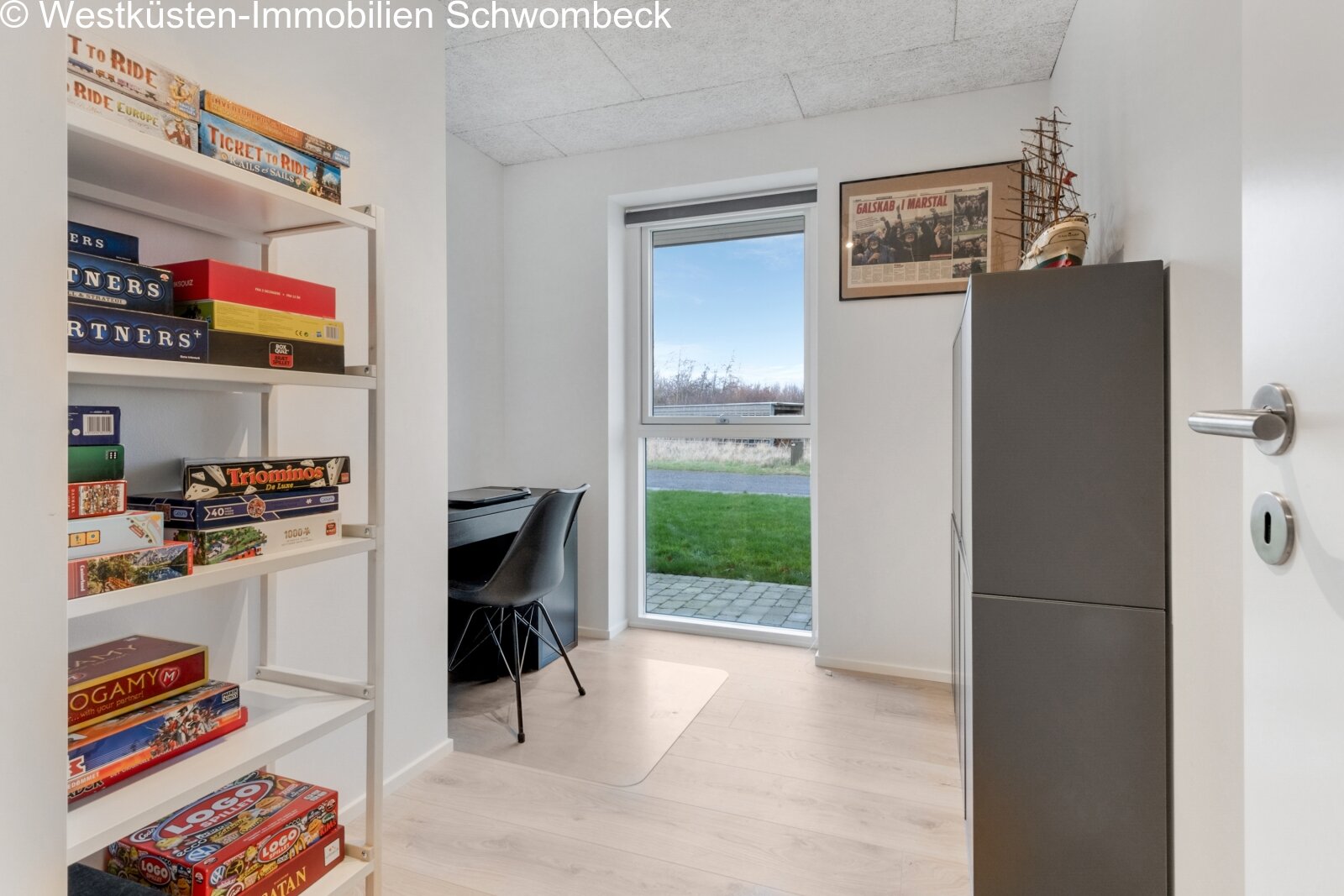 Helles Zimmer mit praktischen Einbauregalien