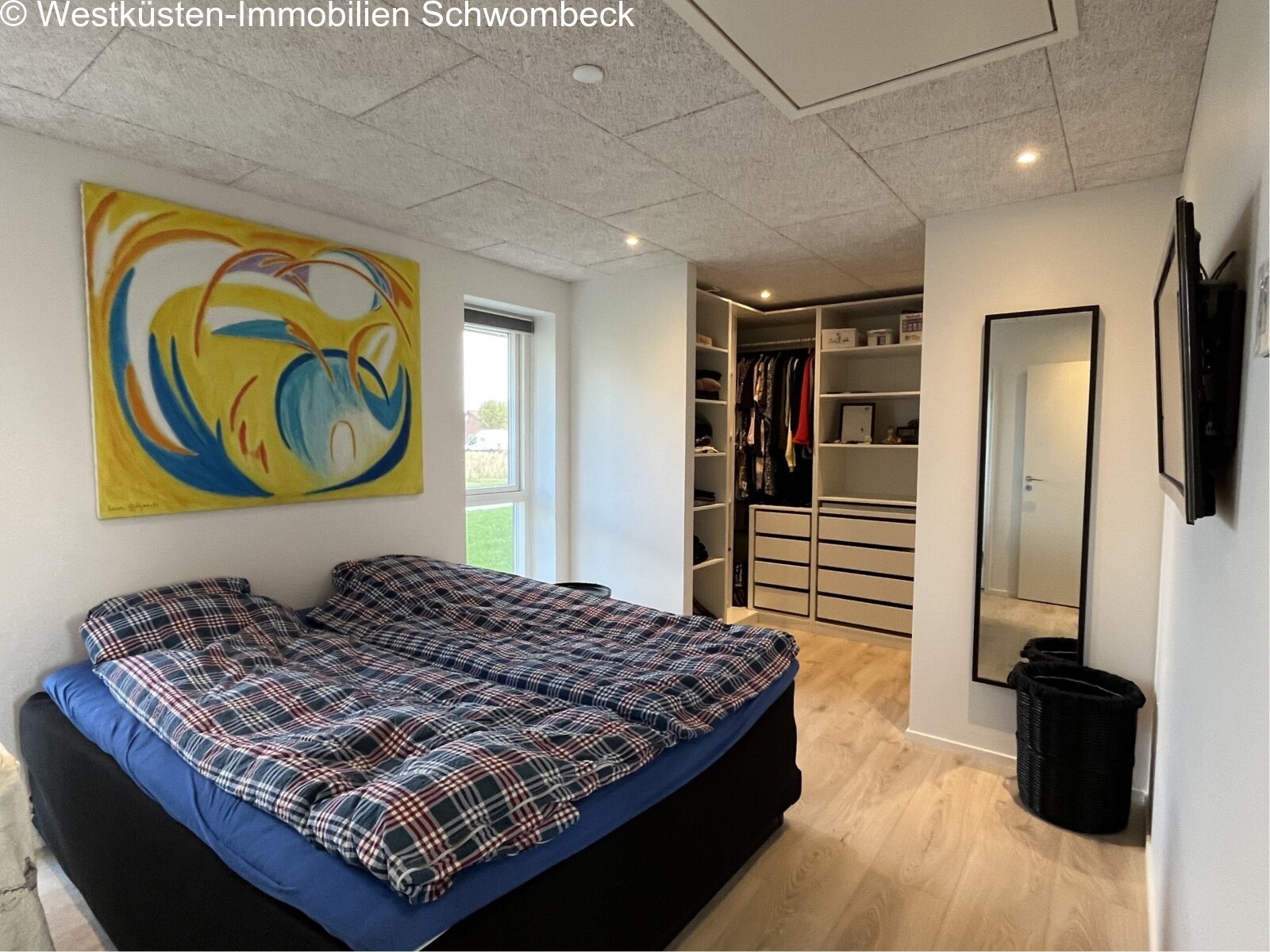 Hauptschlafzimmer mit begehbarem Ankleidebereich und durchdachter Raumnutzung