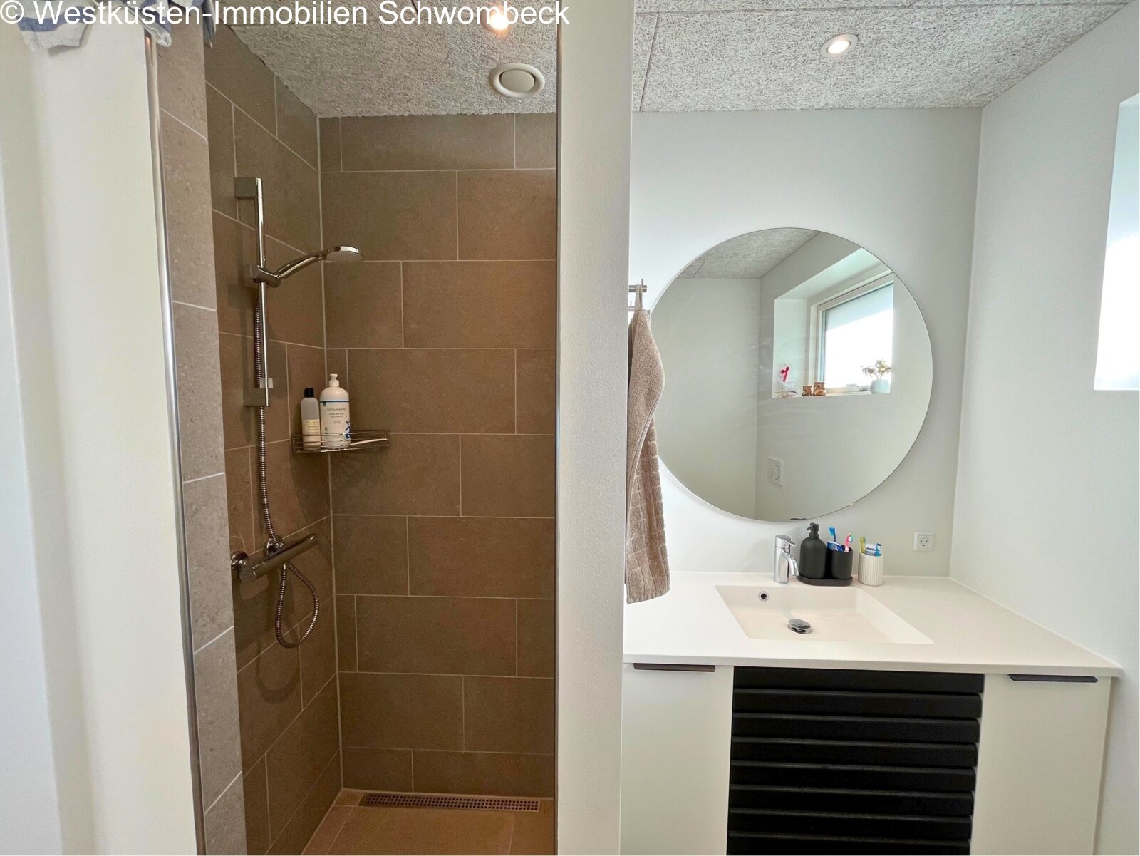 Modernes Badezimmer mit begehbarer Dusche und raumhohem Spiegel