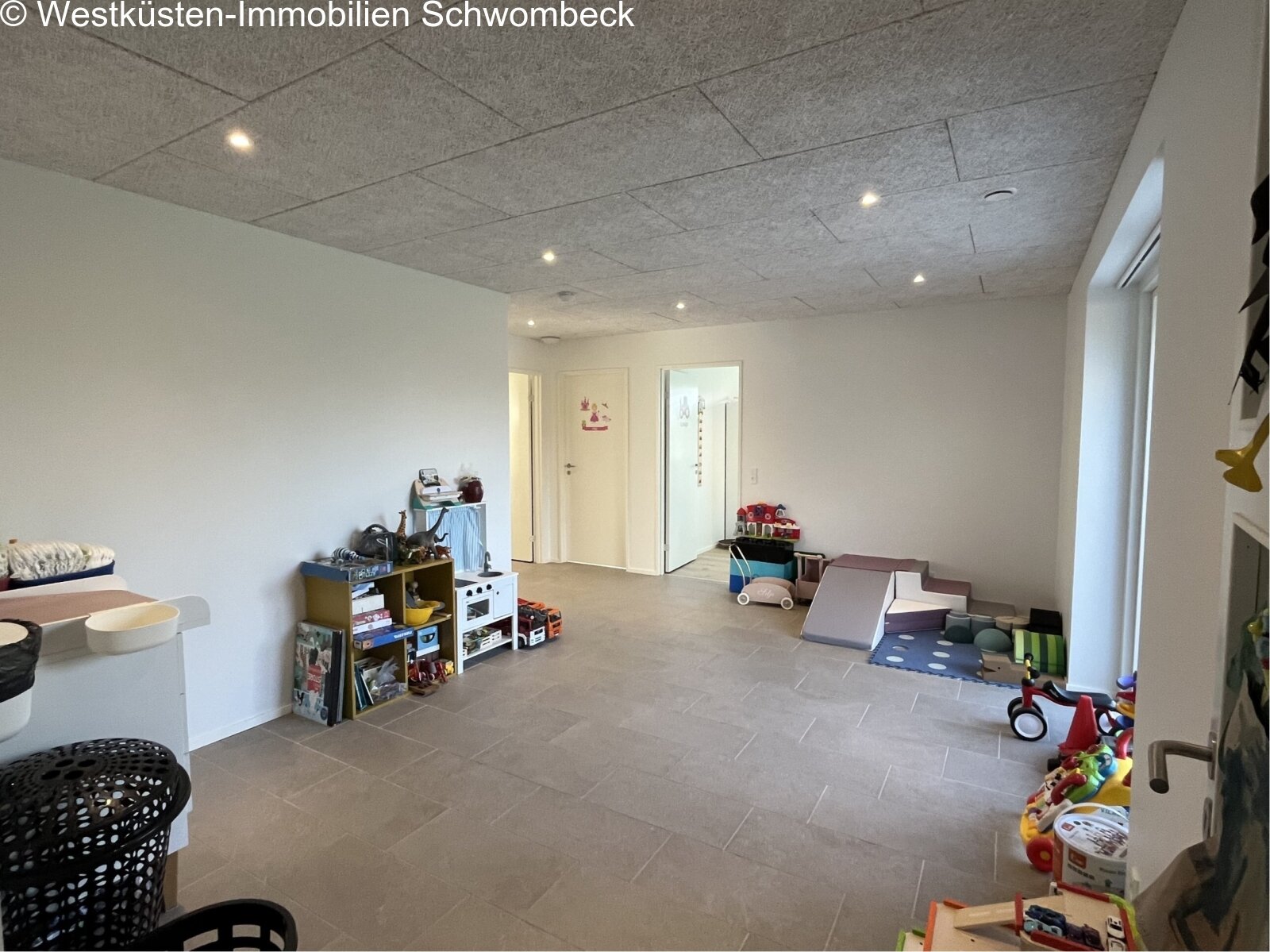 Spielbereich mit offener Raumstruktur und praktischen Stauraumlösungen