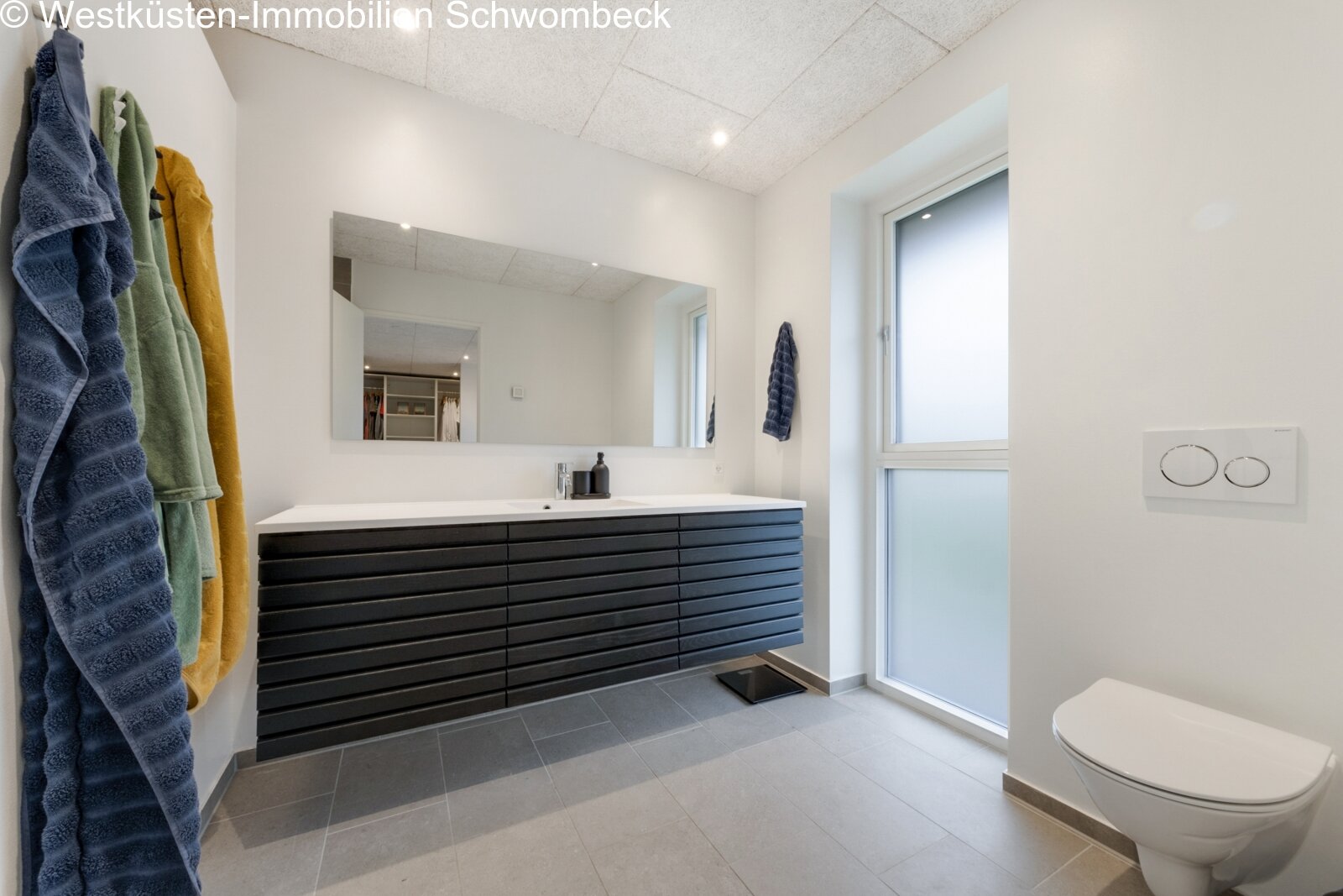 Modernes Badezimmer mit hochwertiger Waschtischanlage und bodentiefen Fenstern