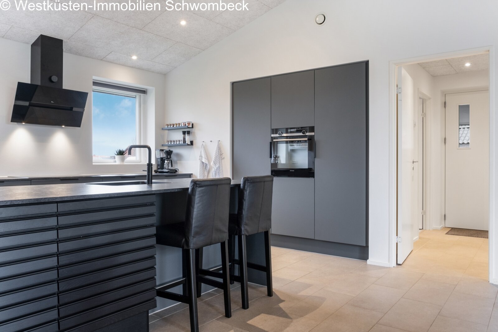 Moderne Küche mit hochwertiger Einbauausstattung und praktischer Kücheninsel