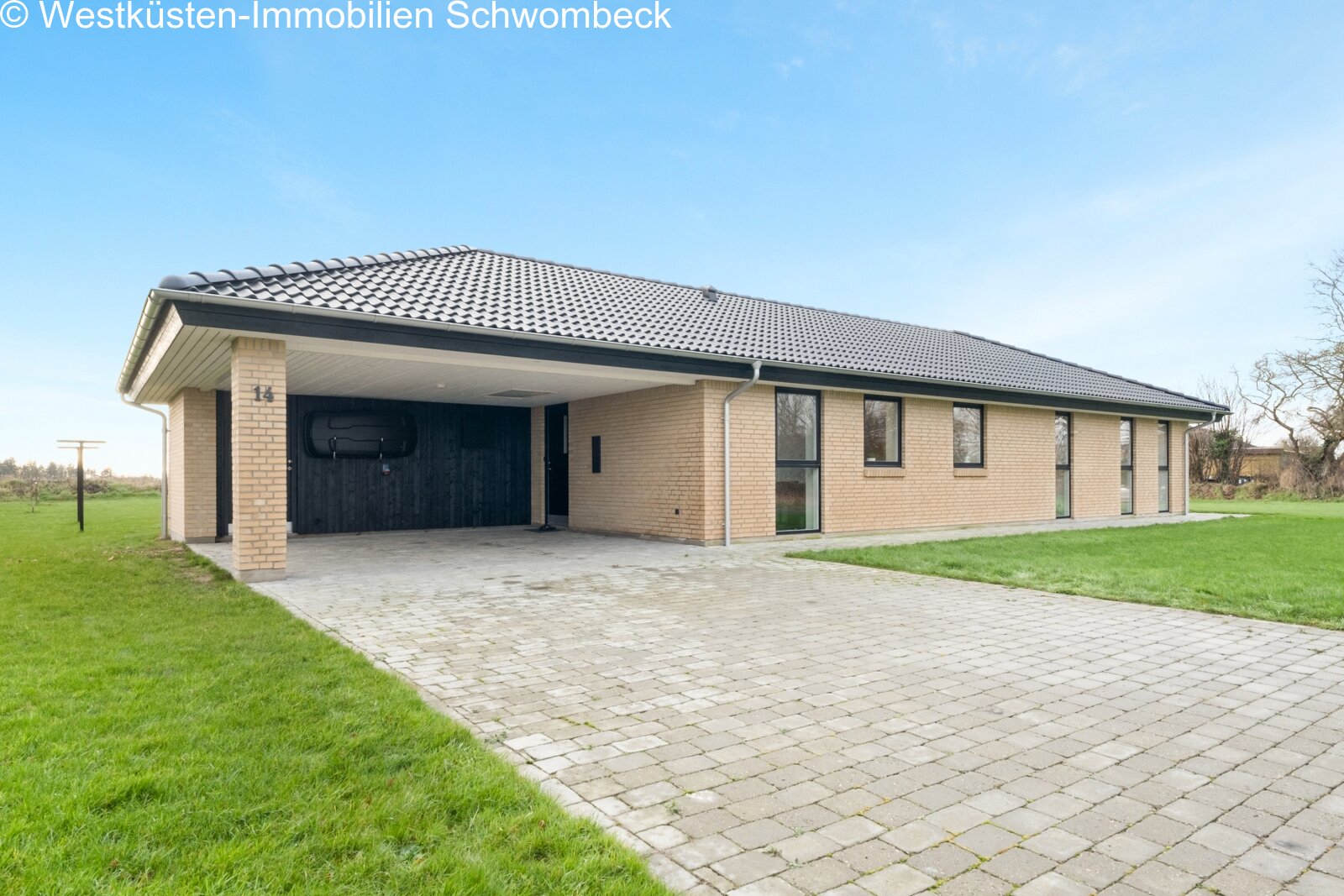 Moderne Bungalow-Architektur mit integriertem Doppelcarport und eleganter Fassadengestaltung