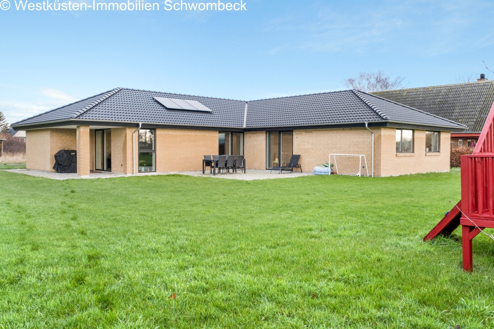 Moderne Bungalow-Architektur mit durchdachtem Raumkonzept und großflächiger Terrassenfront