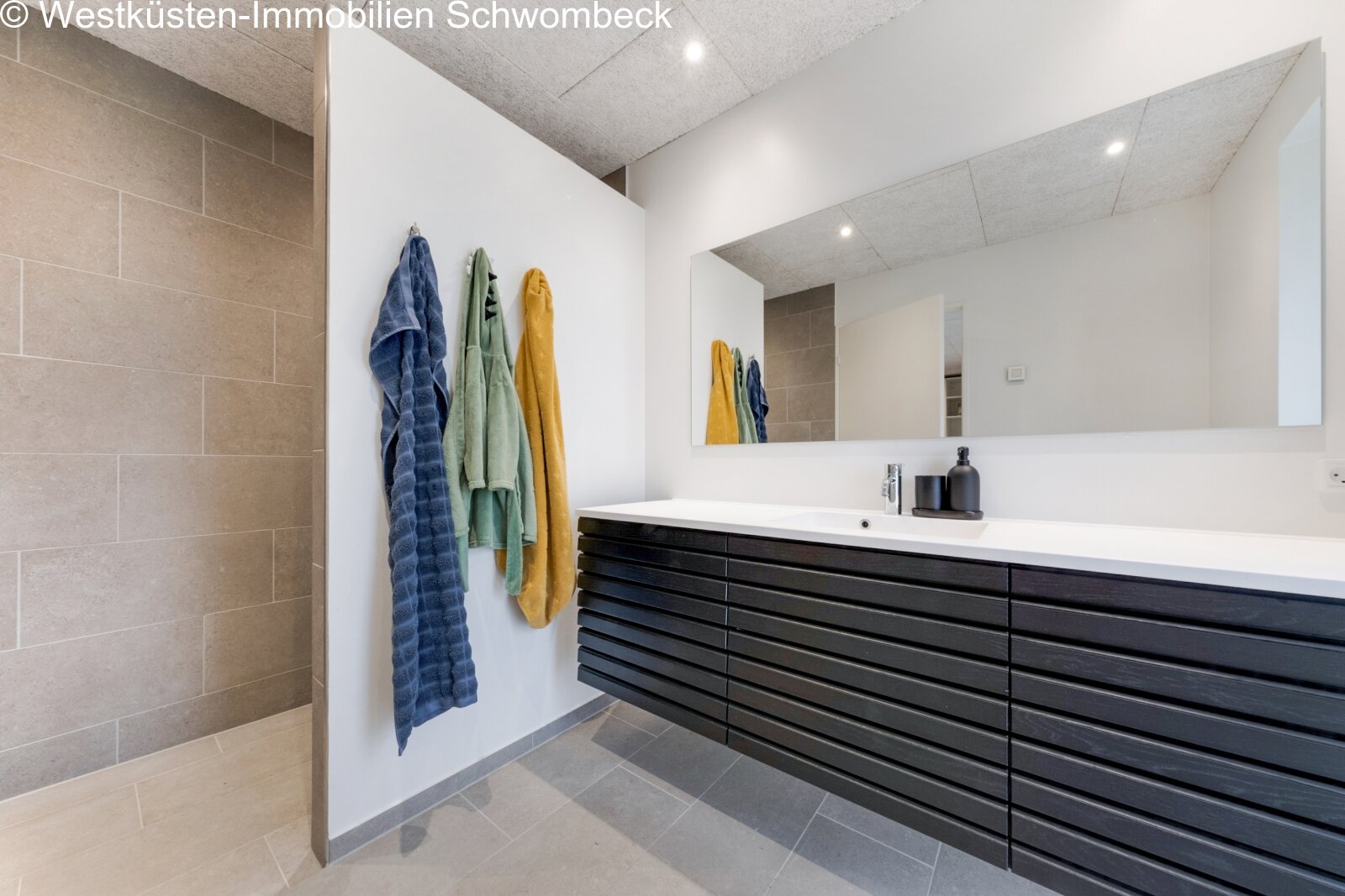 Modernes Badezimmer mit hochwertiger Waschtischzeile und großflächigem Spiegel