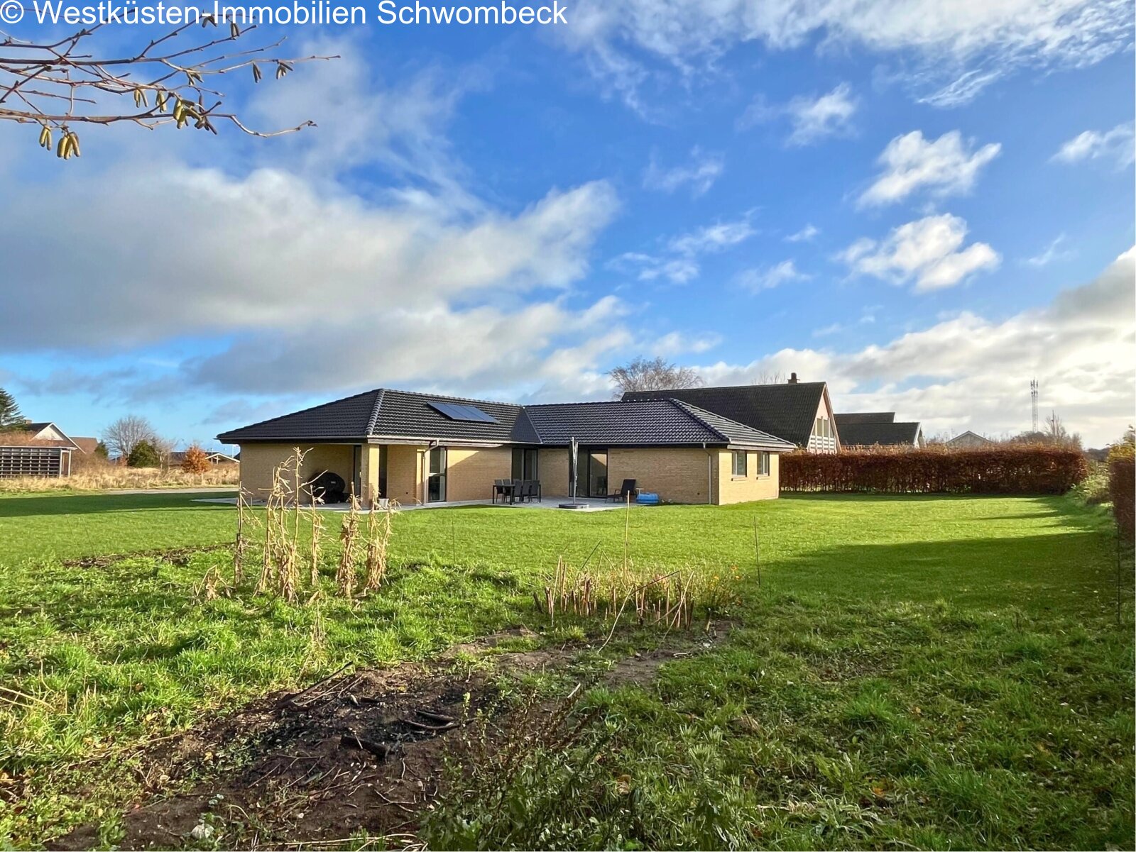 Moderne Bungalow-Architektur mit weitläufigem Gartengrundstück und freier Landschaftsaussicht