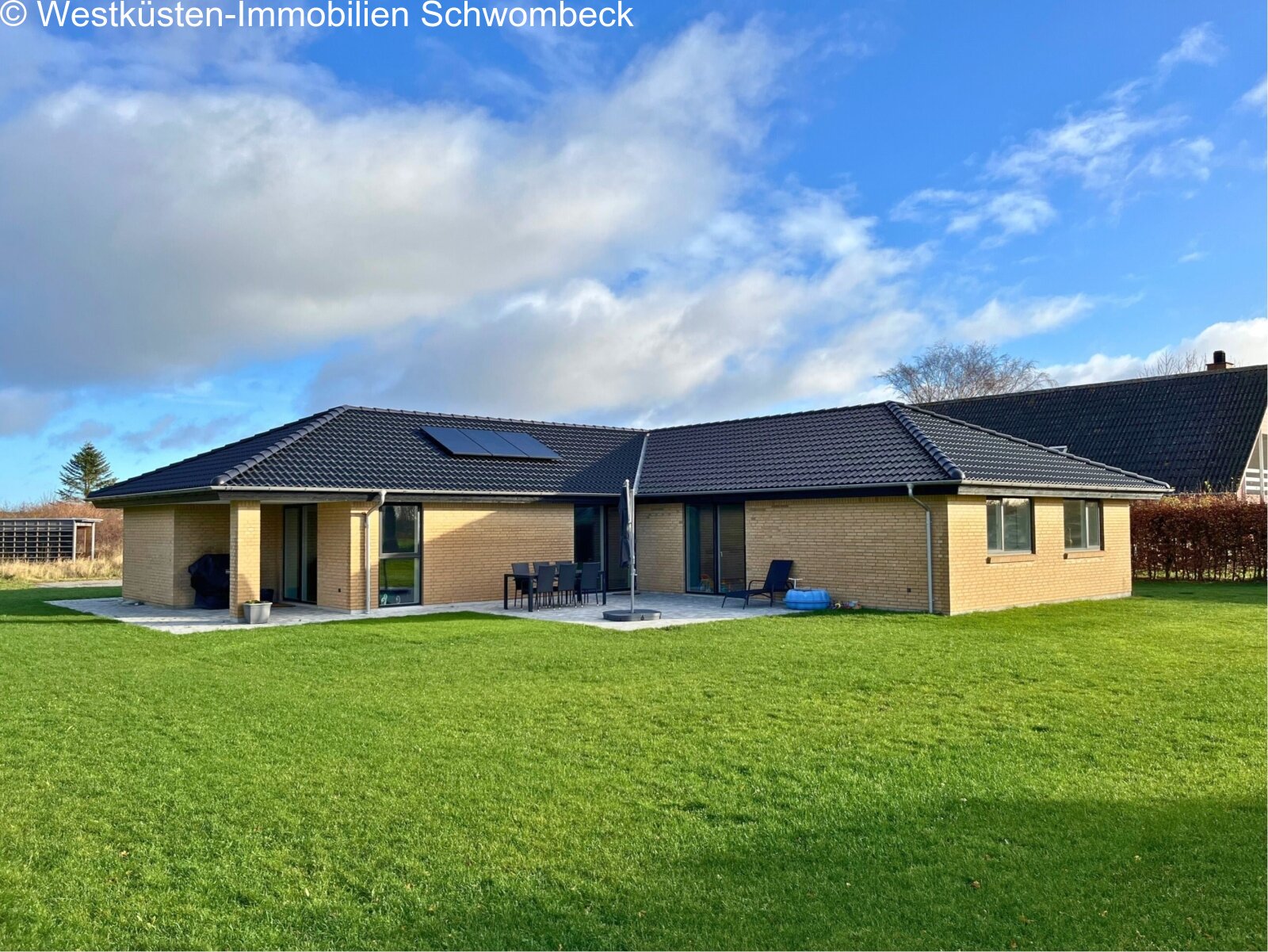 Moderne Bungalow-Architektur mit eleganter Dachgestaltung und weitläufigem Gartengrundstück