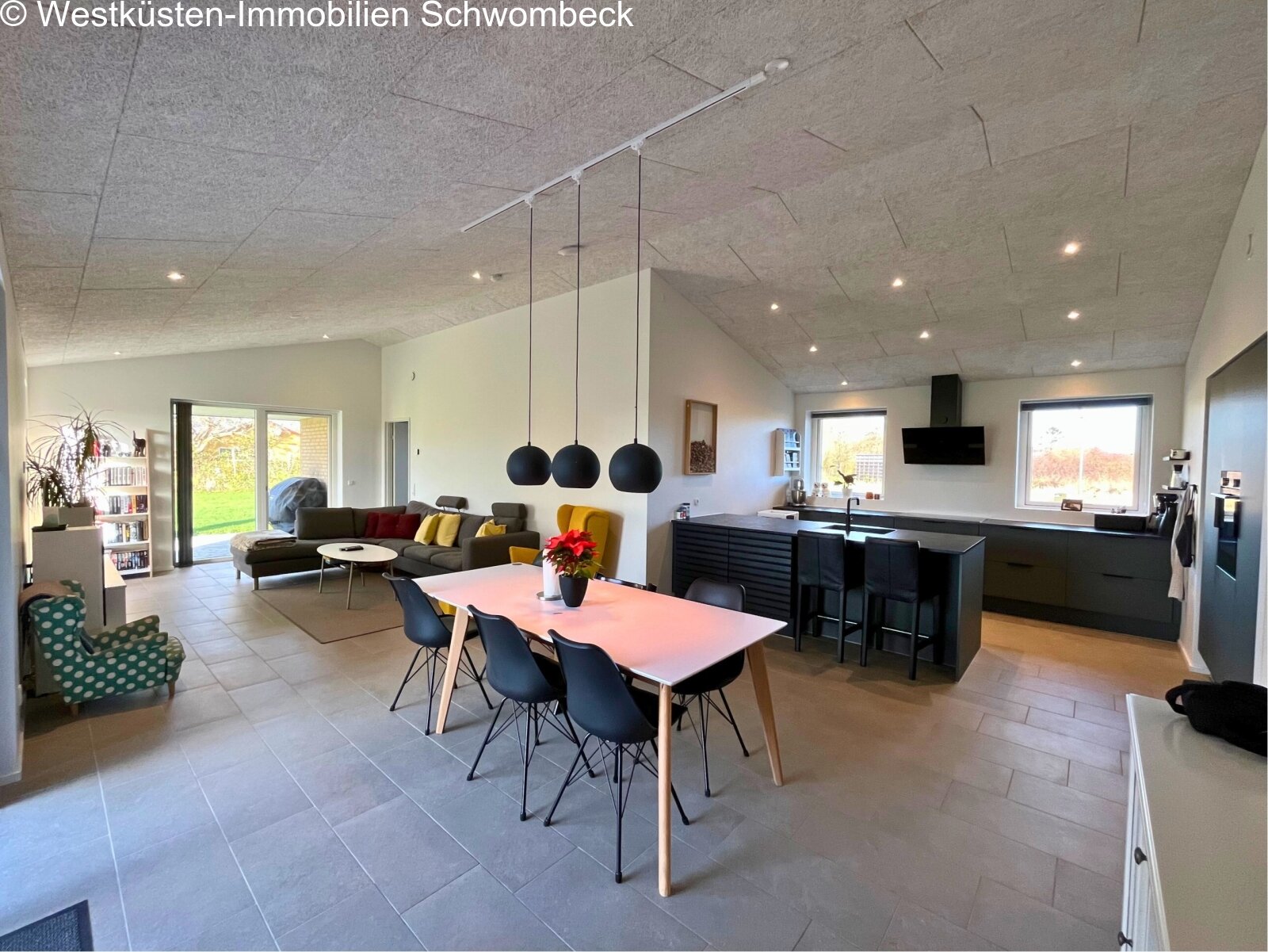 Offene Wohnlandschaft mit harmonischer Raumaufteilung und moderner Küchenzeile