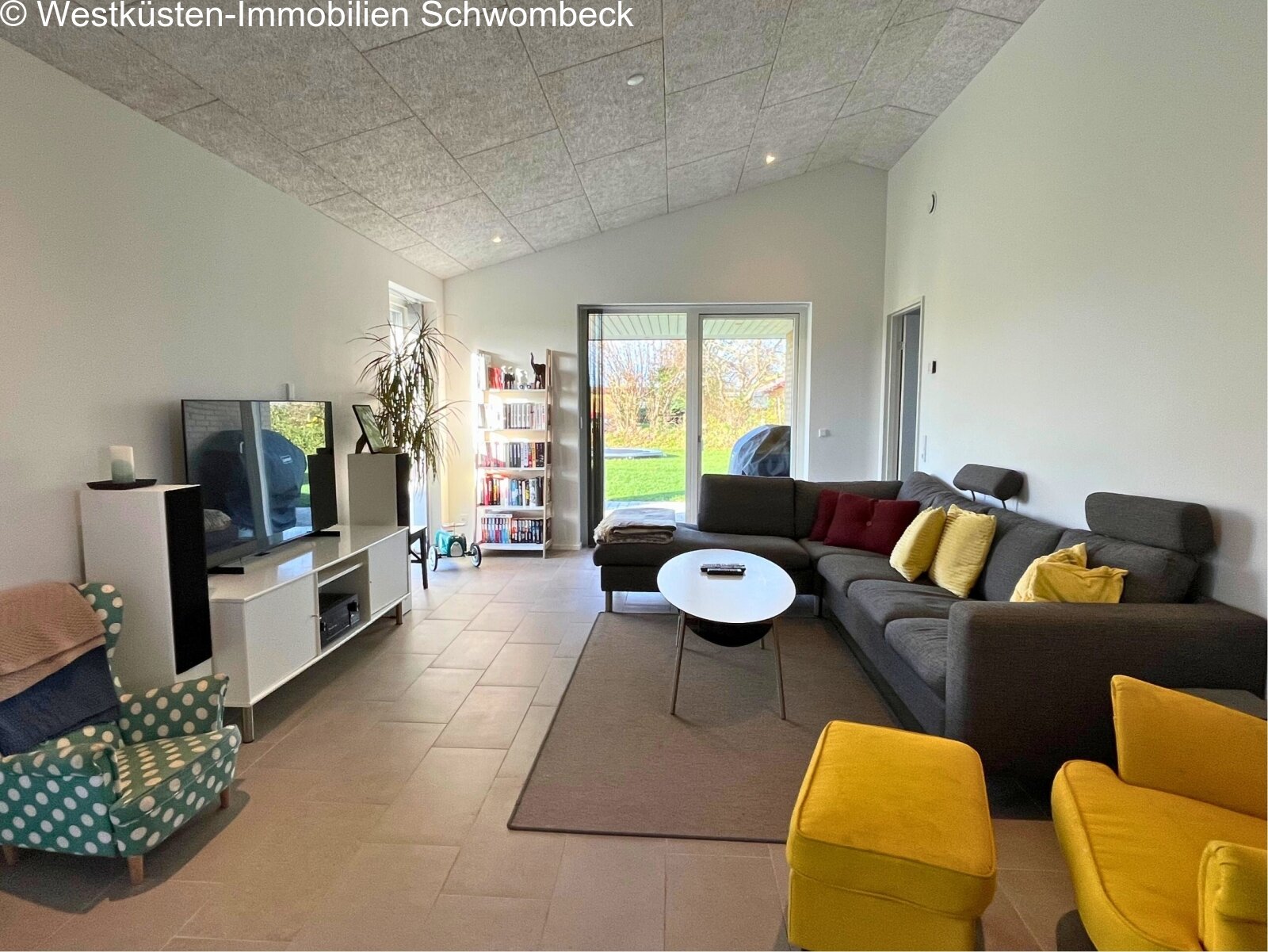 Lichtvoll gestaltetes Wohnzimmer mit direktem Gartenblick und modernem Deckendesign